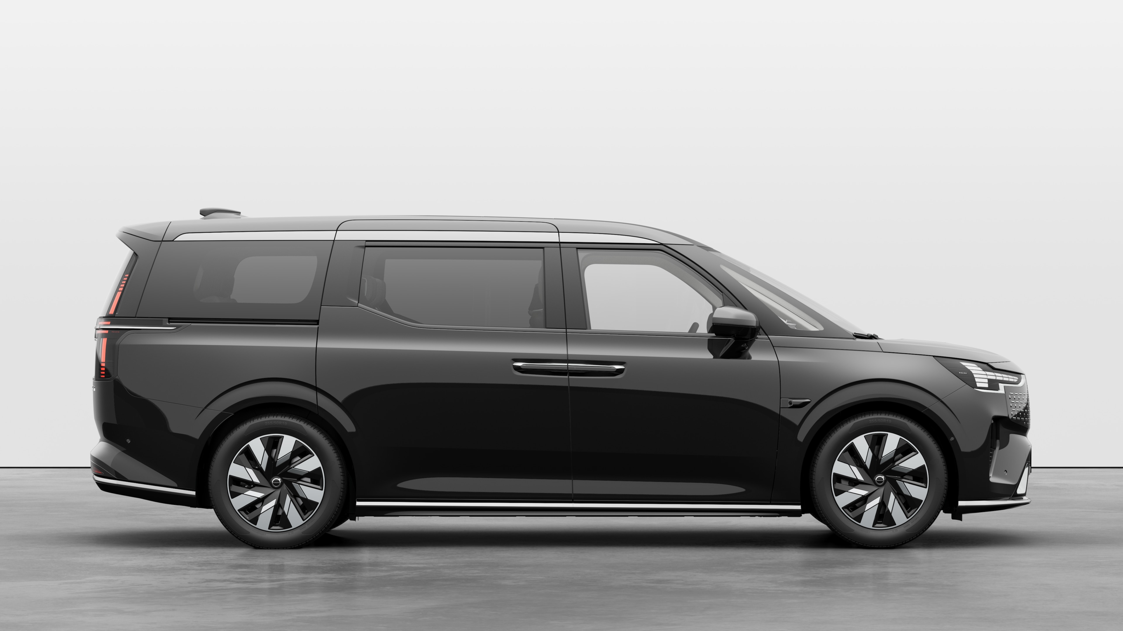 沃尔沃汽车侧视图在纯工作室背景上显示关闭的车门和可见的车轮设计。