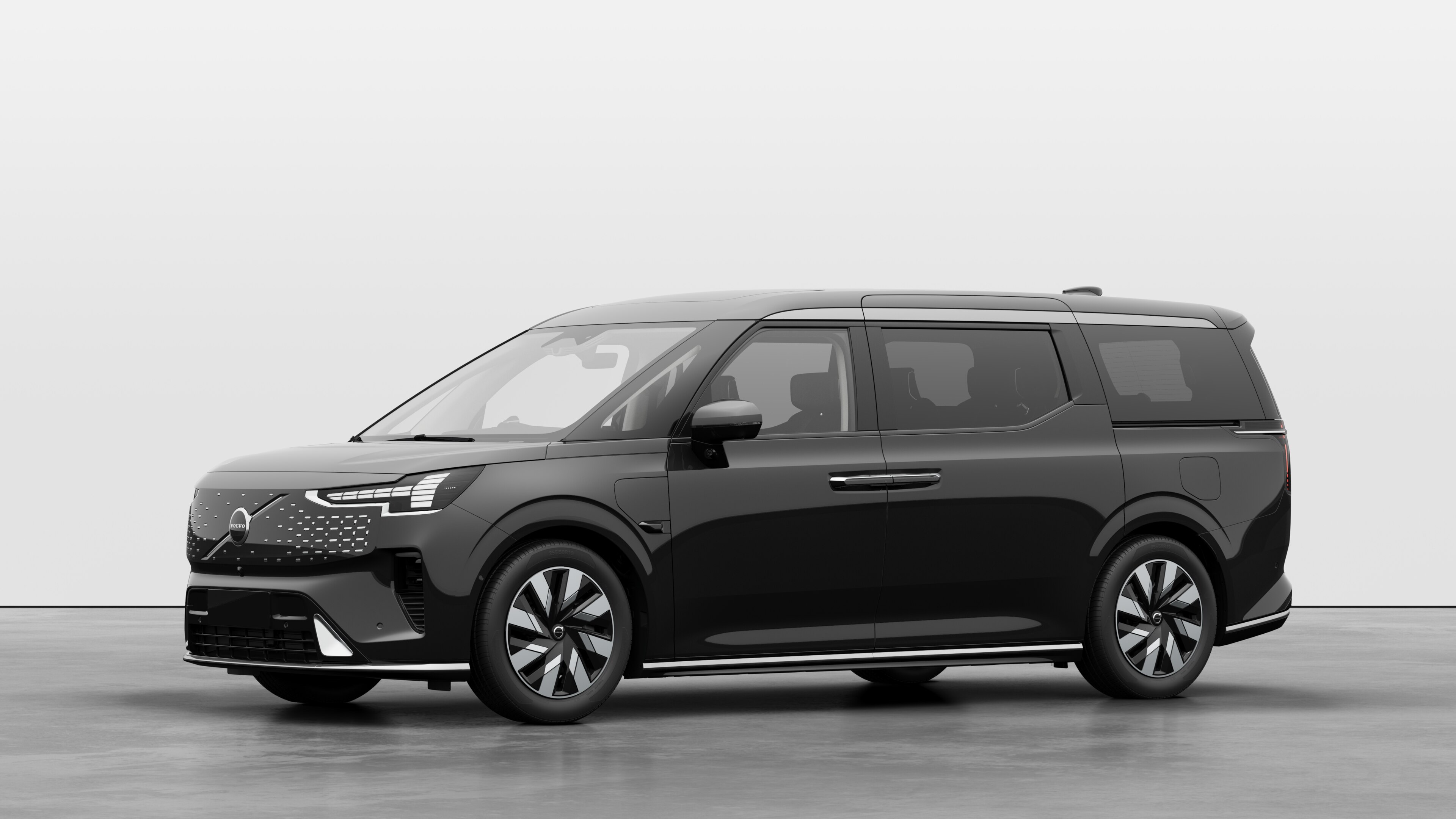 沃尔沃汽车外观四分之三视图，朴素的工作室背景。