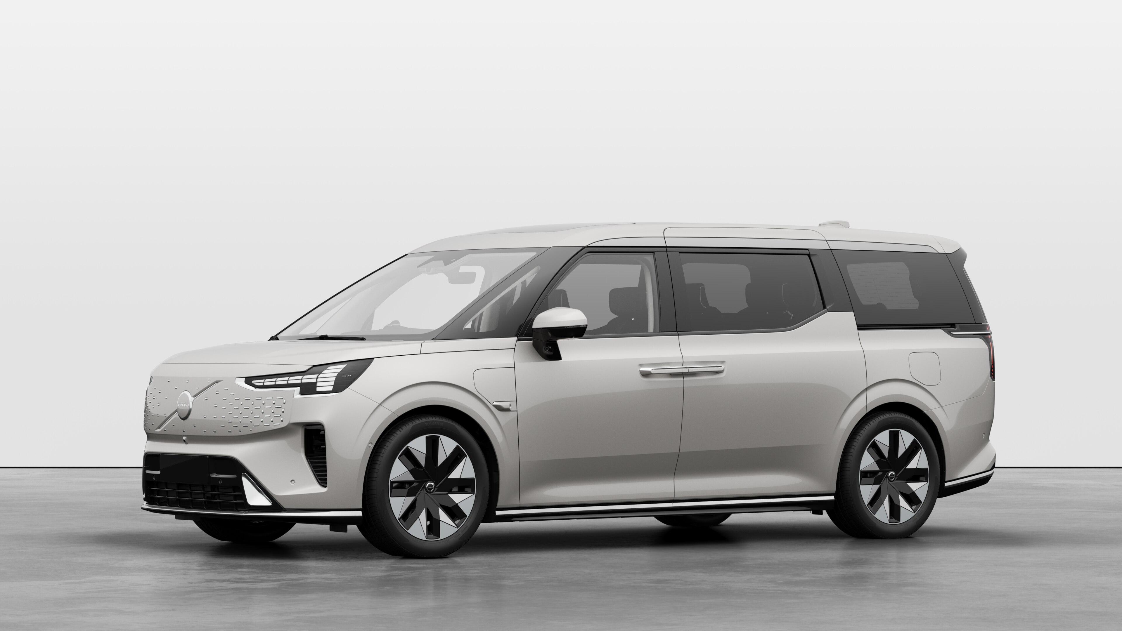 沃尔沃汽车外观四分之三视图，朴素的工作室背景。