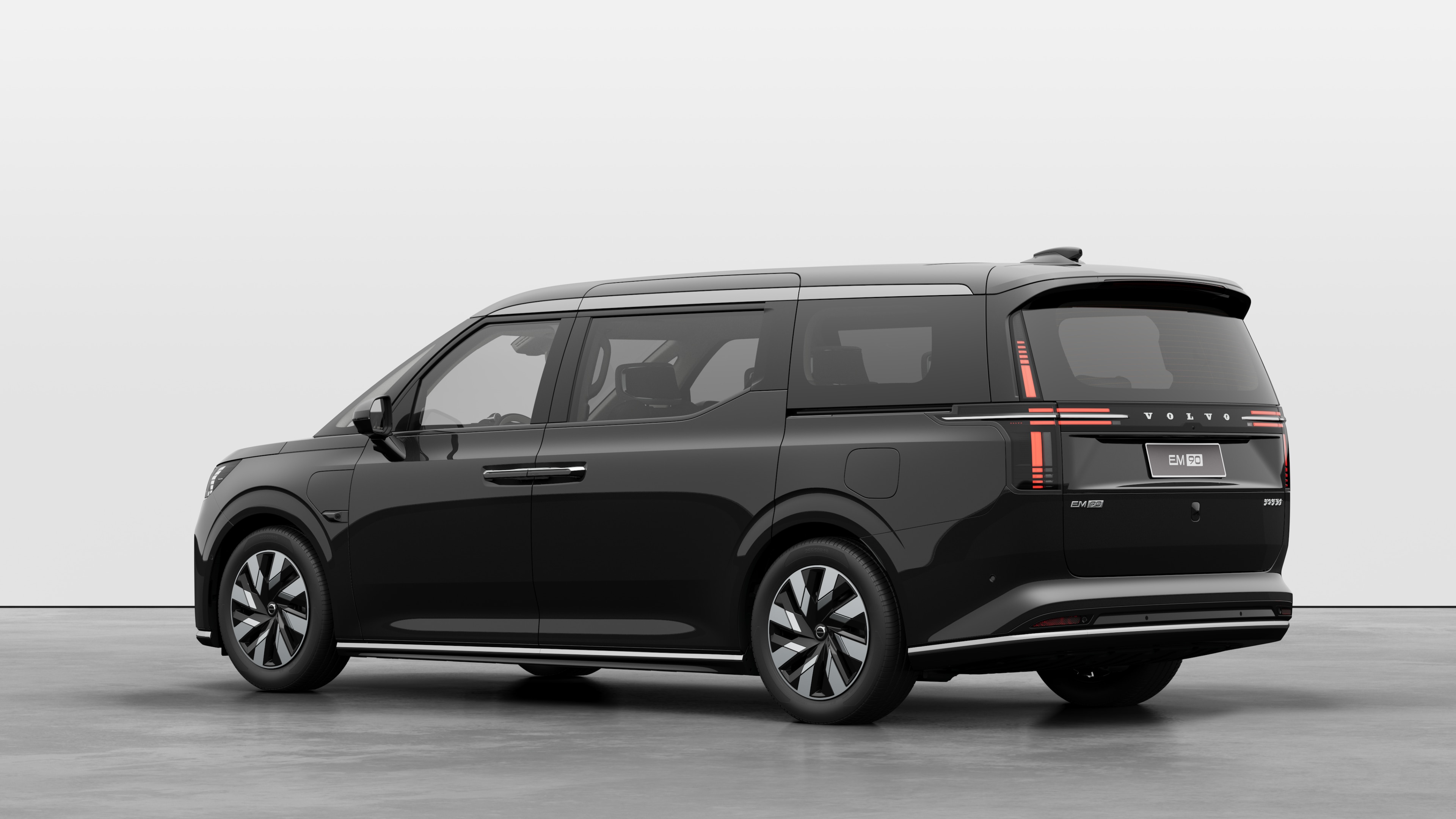 沃尔沃汽车后部四分之三视图，背景为朴素的工作室。