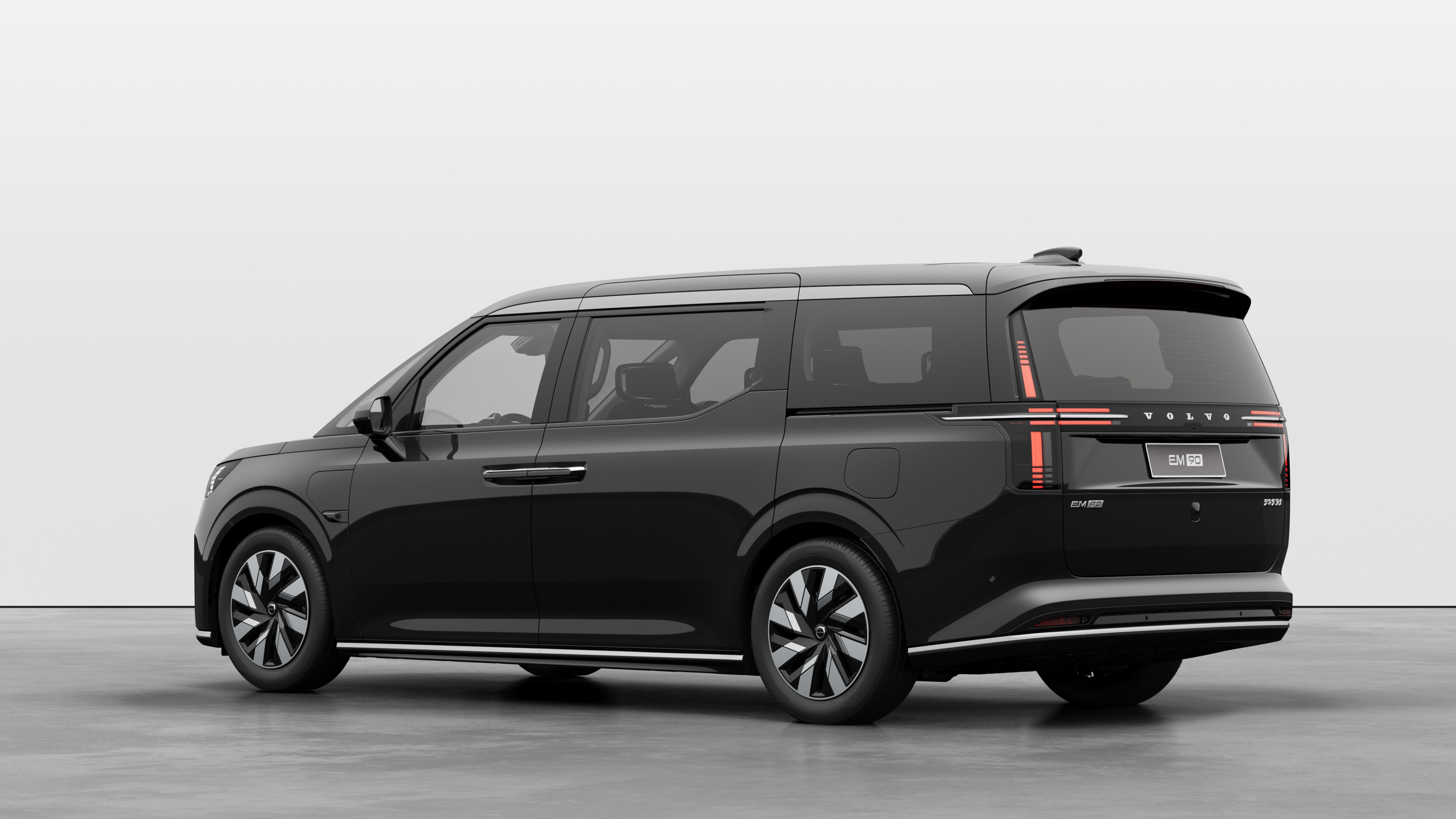 沃尔沃汽车后部四分之三视图，背景为朴素的工作室。