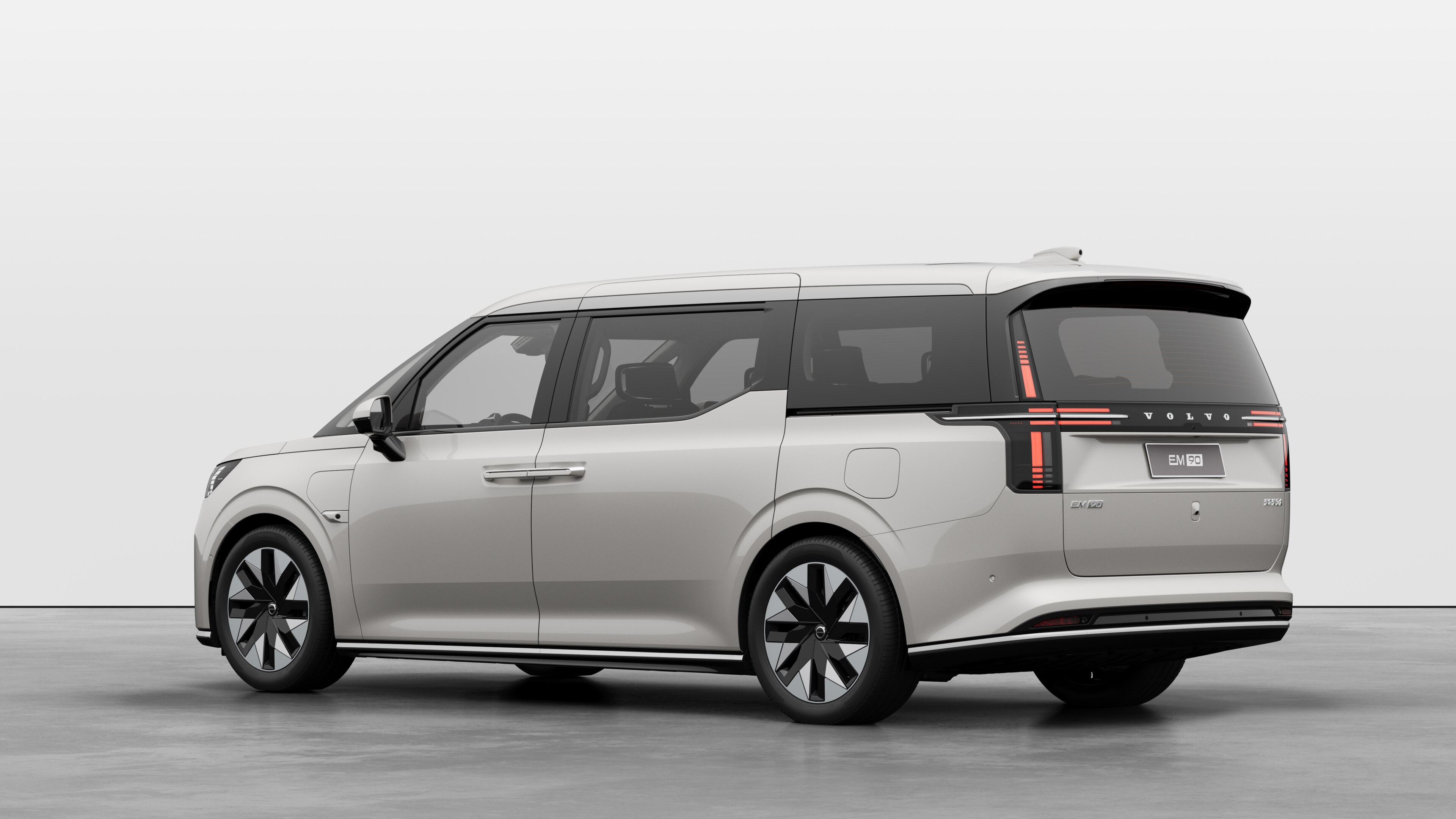 沃尔沃汽车后部四分之三视图，背景为朴素的工作室。