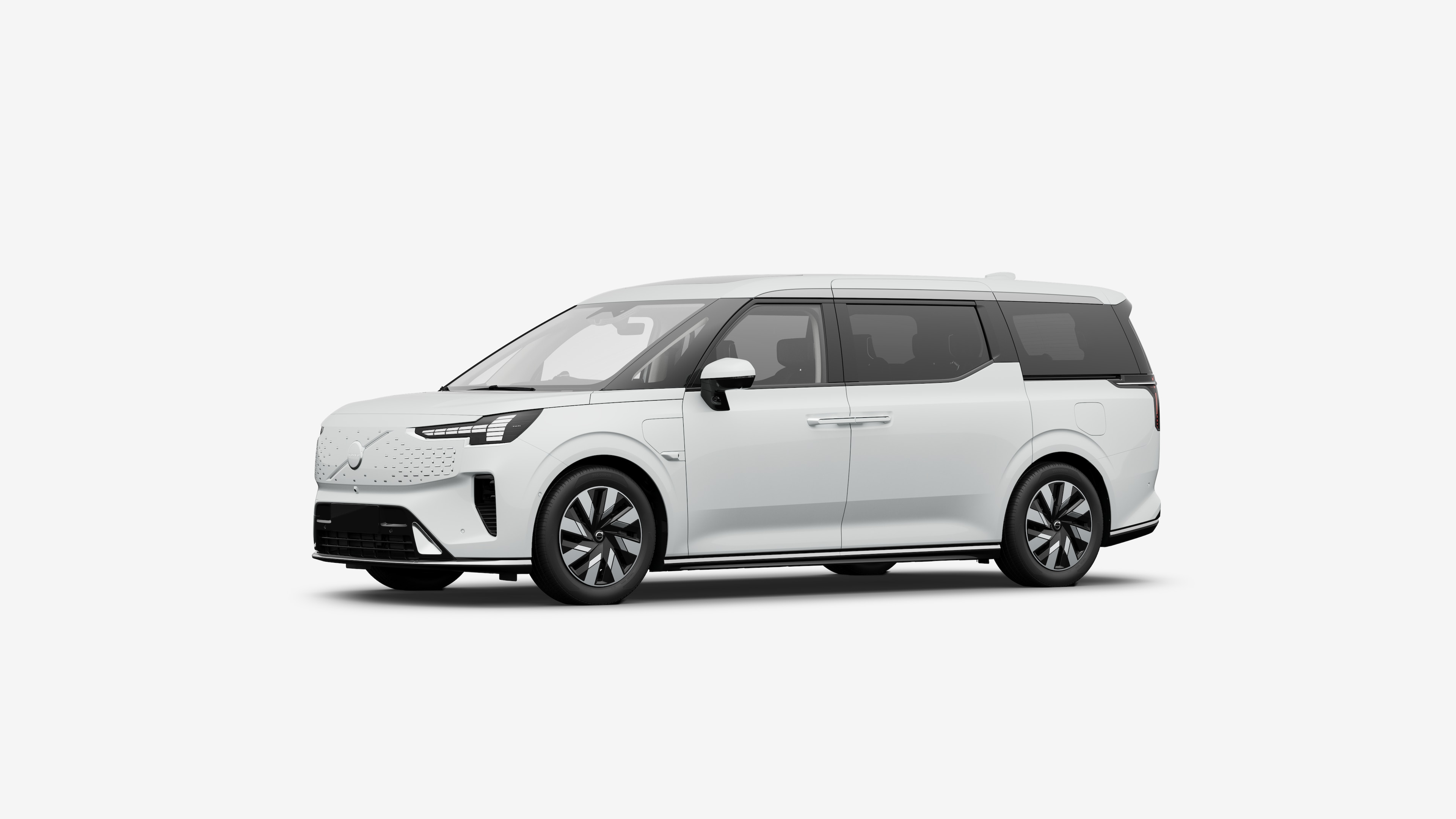 沃尔沃汽车外观四分之三视图，背景为朴素的工作室。