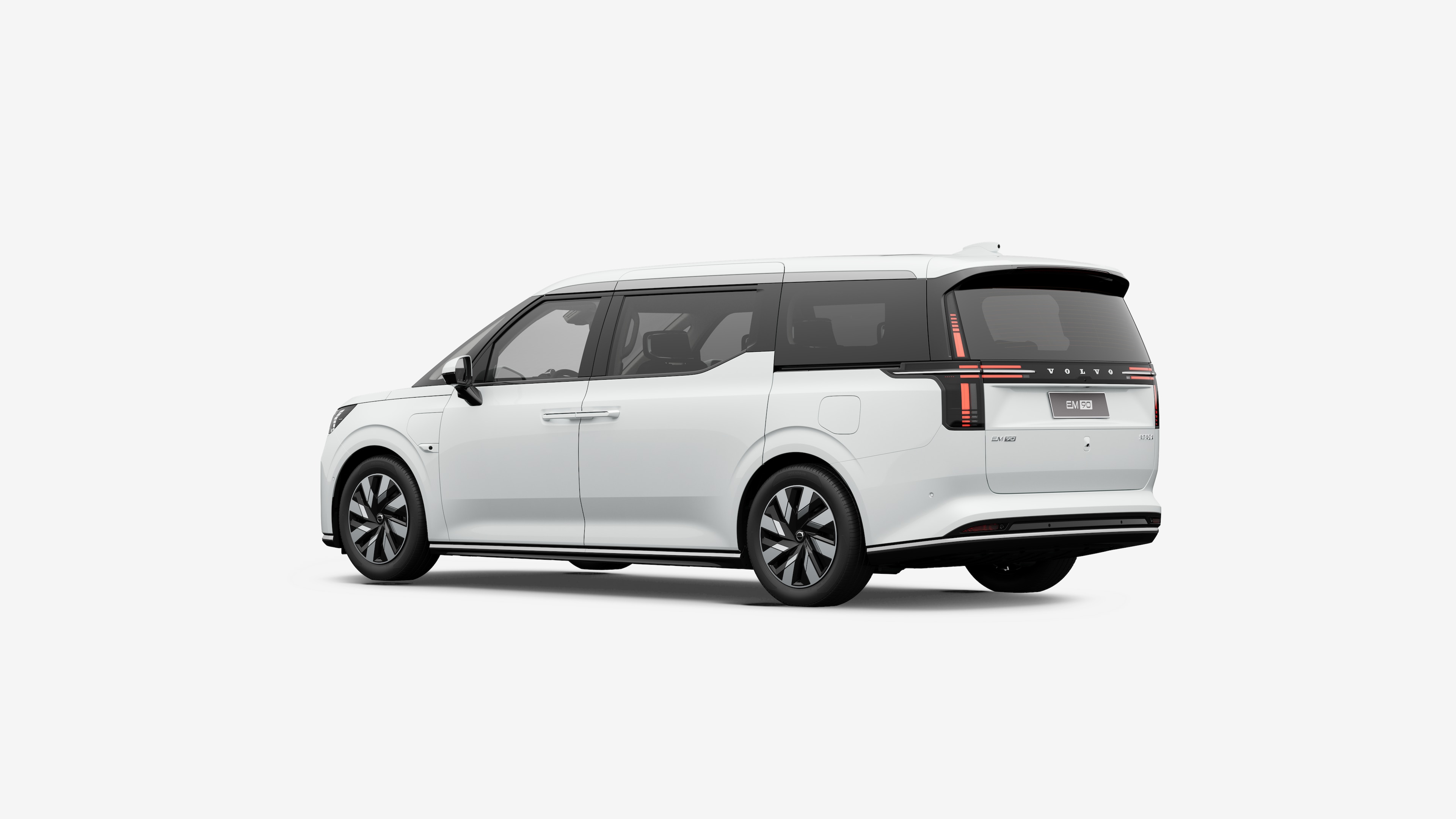 沃尔沃汽车在后四分之三视图中，在朴素的工作室背景上，展示了其外观设计。没有可见的内部元素，简单的背景设置。