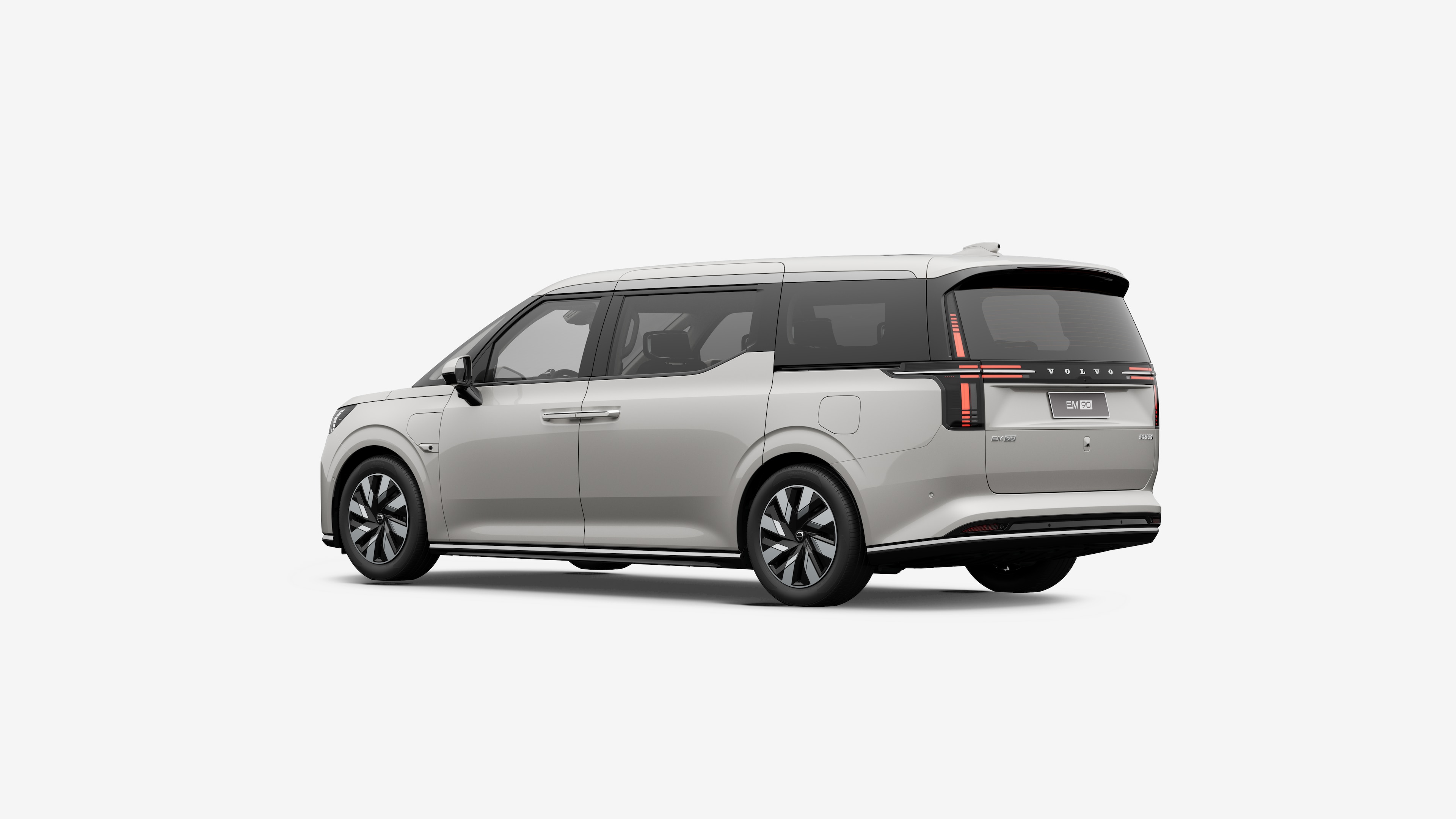 沃尔沃汽车在后四分之三视图中，在朴素的工作室背景上，展示了其外观设计。没有可见的内部元素，简单的背景设置。