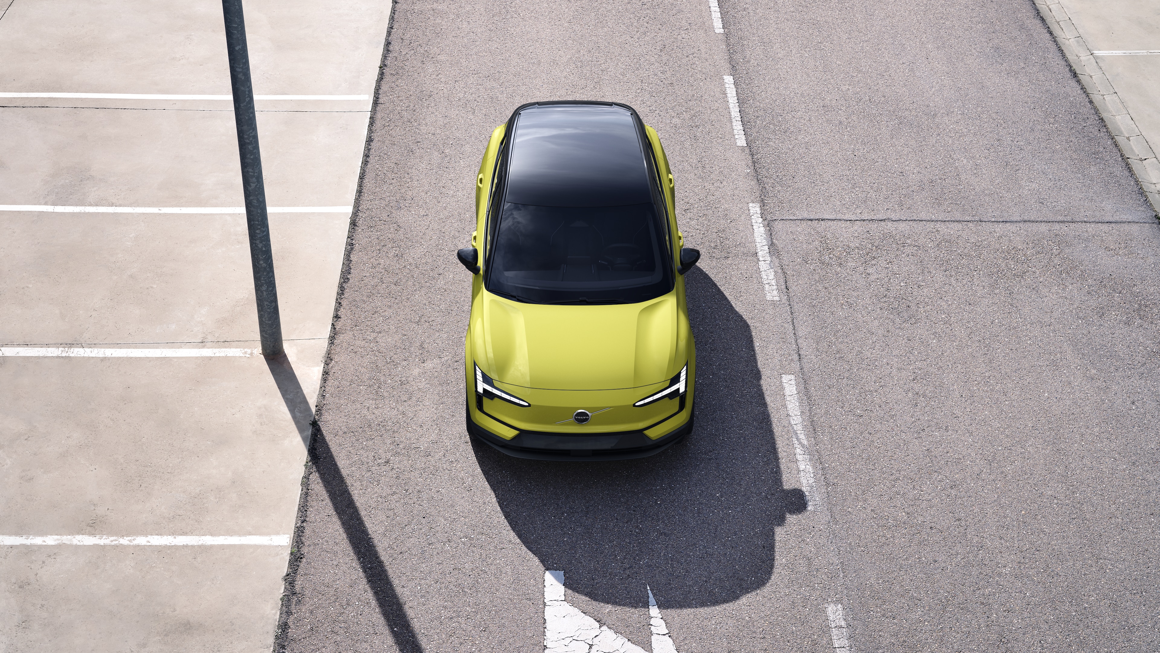 沃尔沃汽车外观在城市街道背景上的四分之三视图，显示一侧、车顶和部分前部。