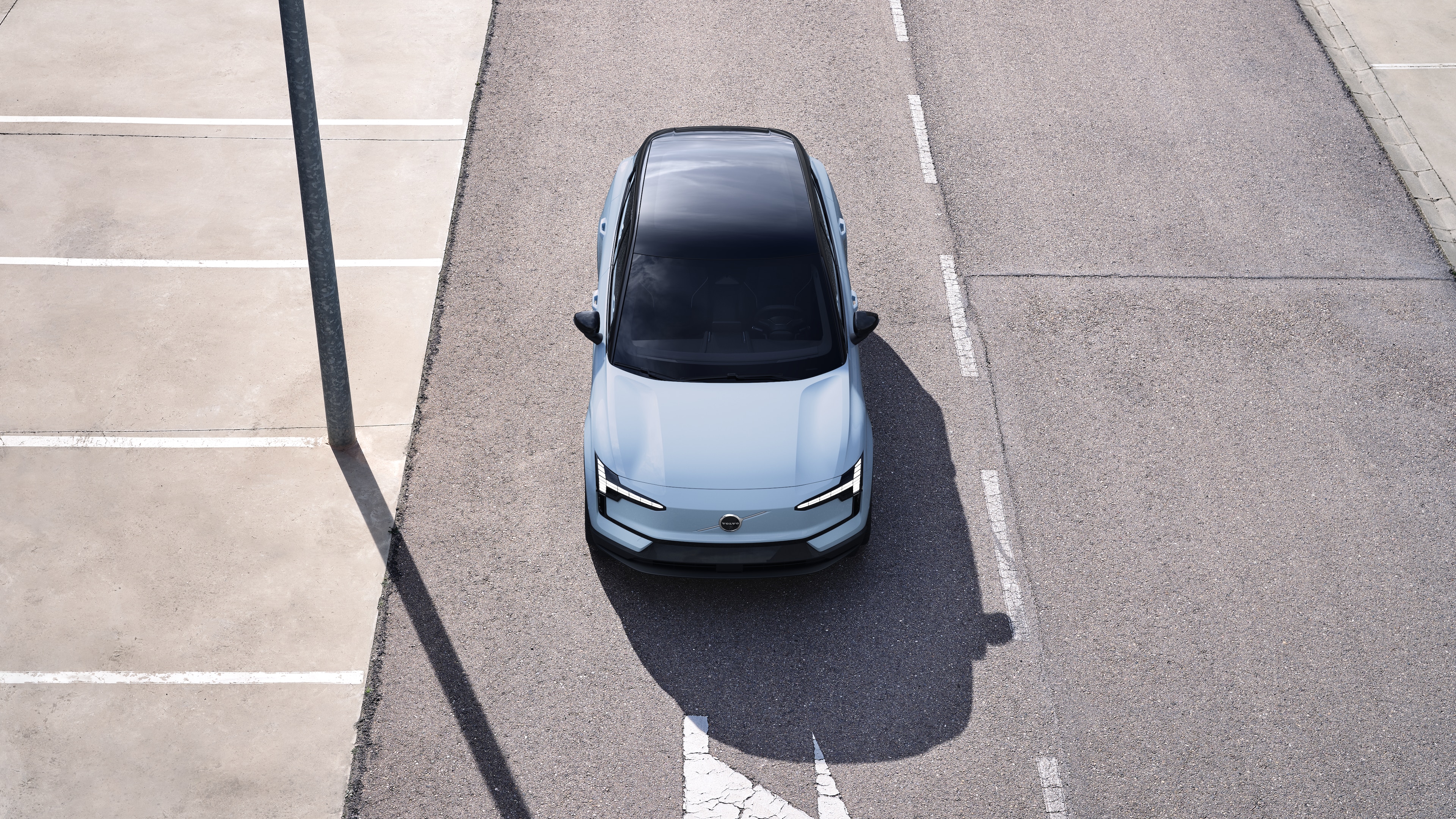 沃尔沃汽车外观在城市街道背景上的四分之三视图,显示一侧、车顶和部分前部。