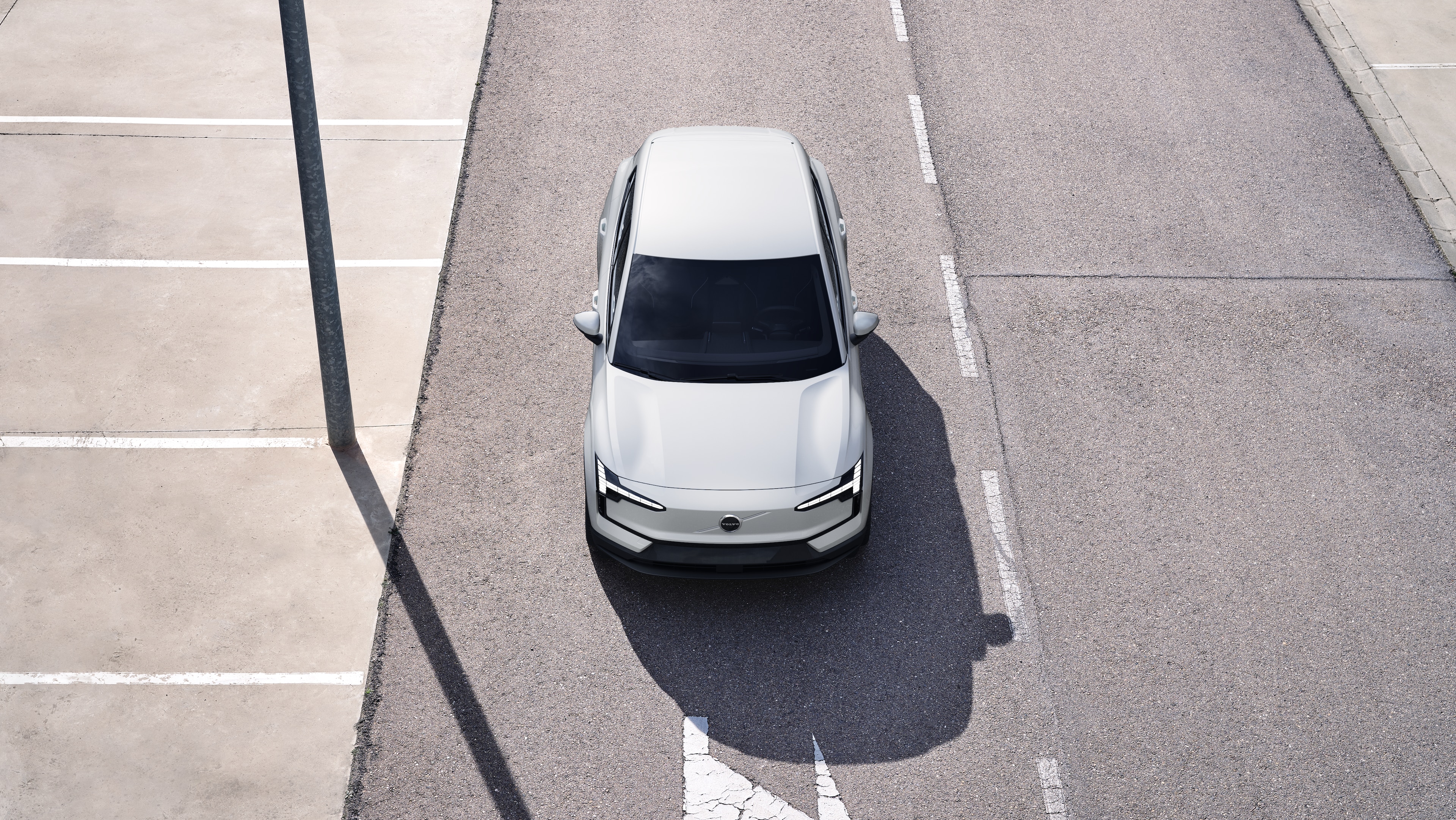 沃尔沃汽车外观在城市街道背景上的四分之三视图，显示一侧、车顶和部分前部。