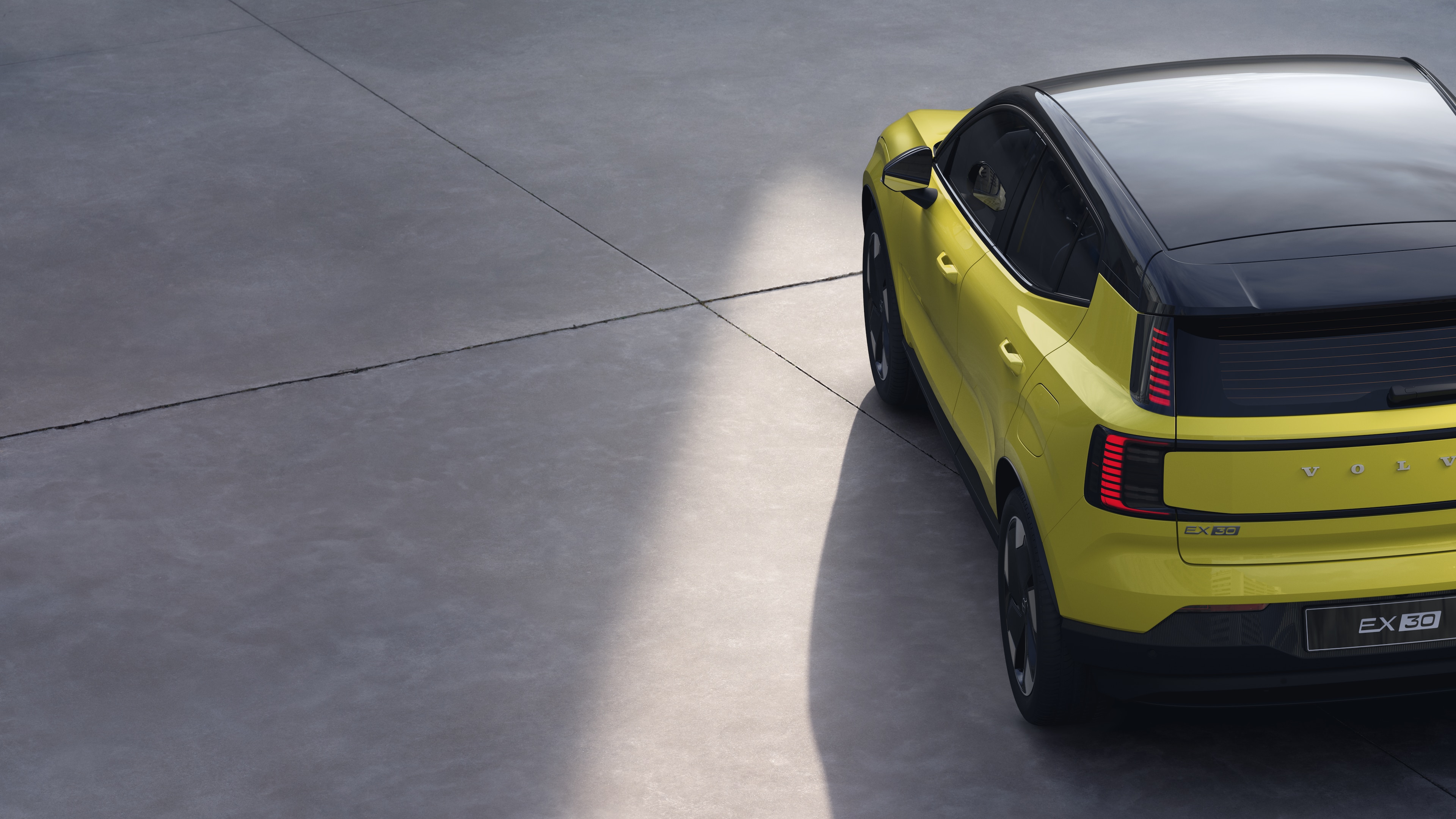 沃尔沃汽车四分之三后视图在纯工作室背景上，展示了尾灯设计和后窗结构，用于外部细节。