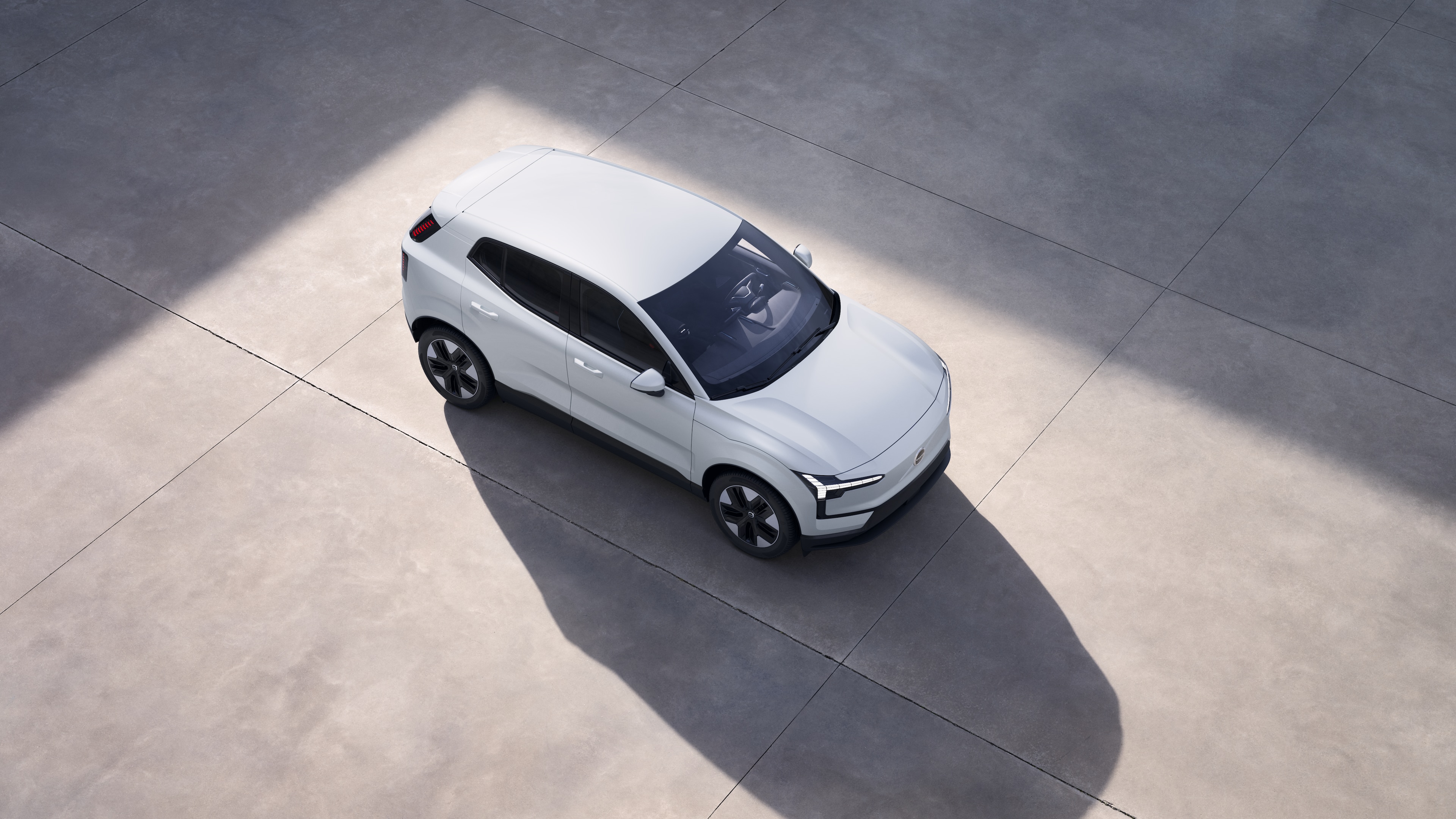 从上方显示的沃尔沃汽车外观，在普通的工作室背景中。