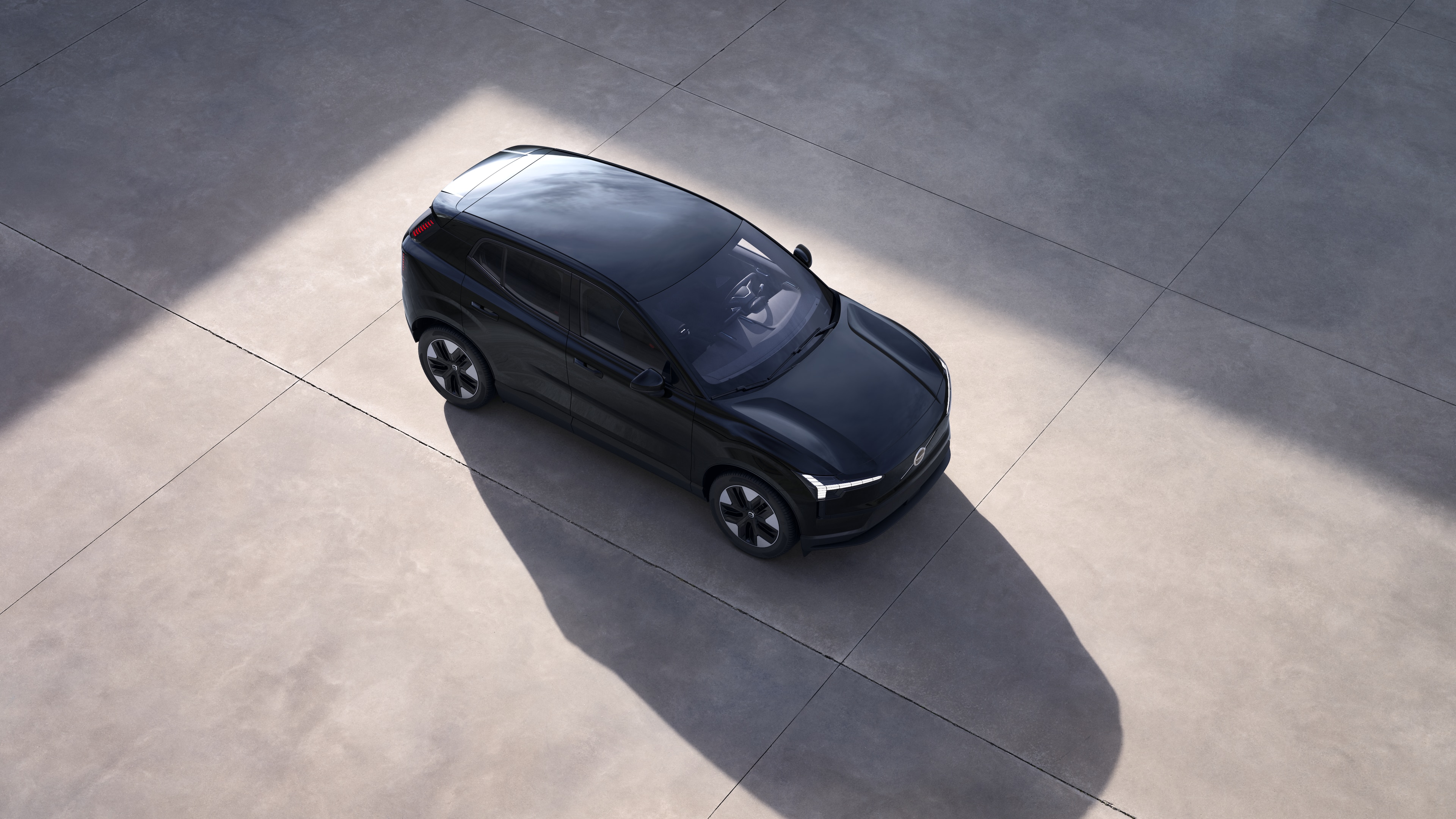 从上方显示的沃尔沃汽车外观，在普通的工作室背景中。