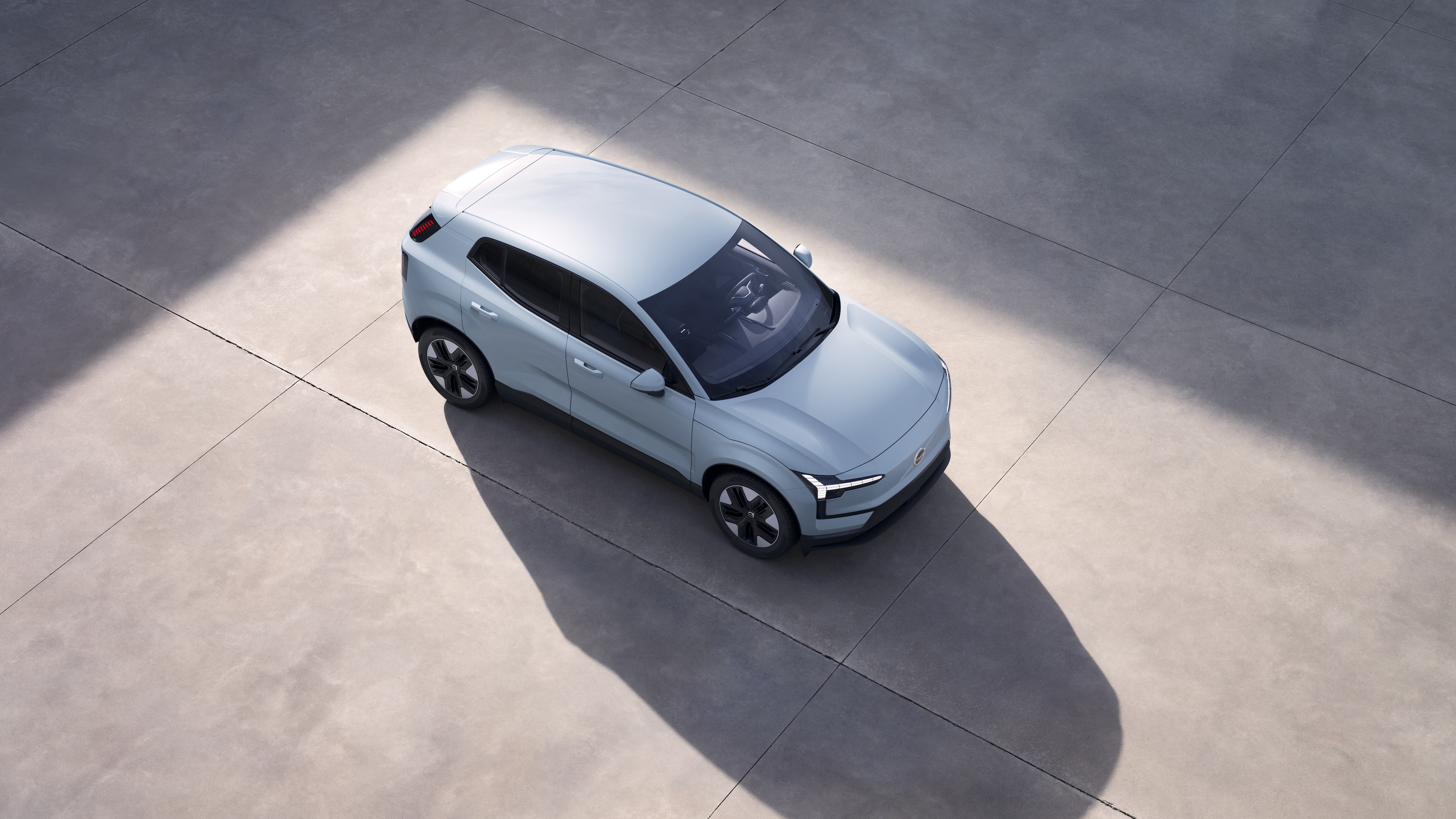 从上方显示的沃尔沃汽车外观，在普通的工作室背景中。