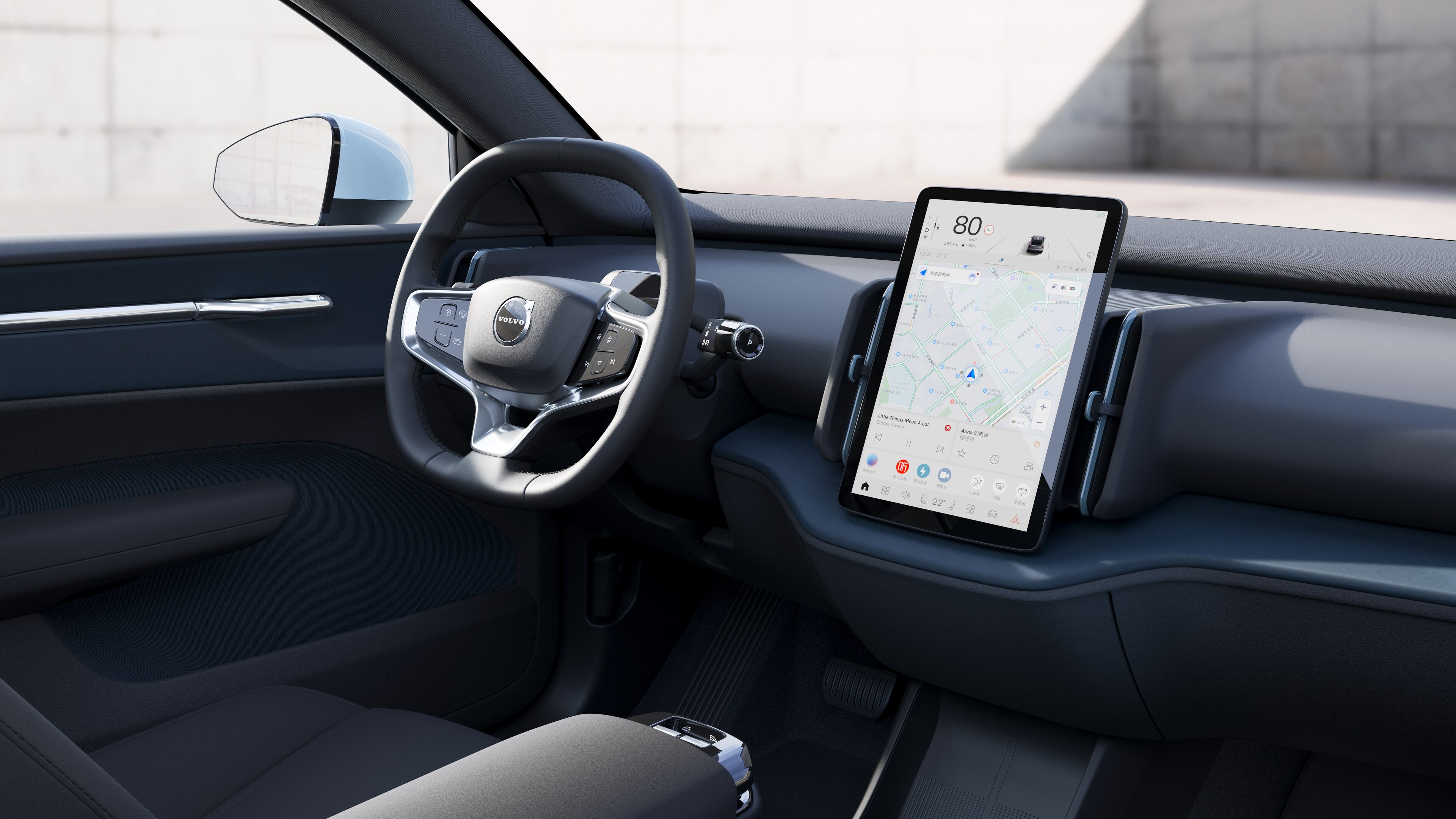 沃尔沃汽车内饰显示仪表板、方向盘和中控台，并在开阔的道路背景下显示数字显示屏。