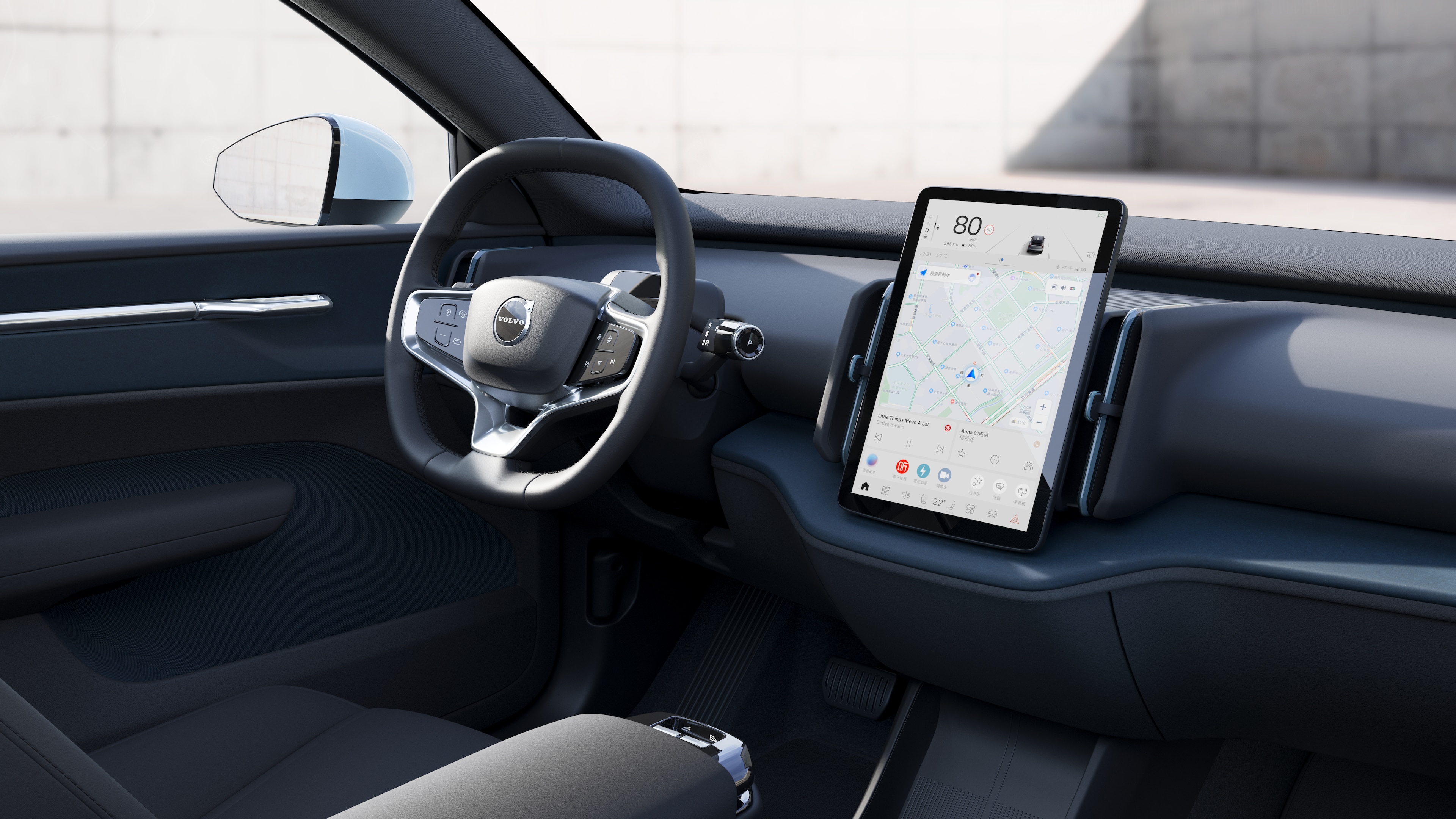 沃尔沃汽车内饰显示仪表板、方向盘和中控台，并在开阔的道路背景下显示数字显示屏。