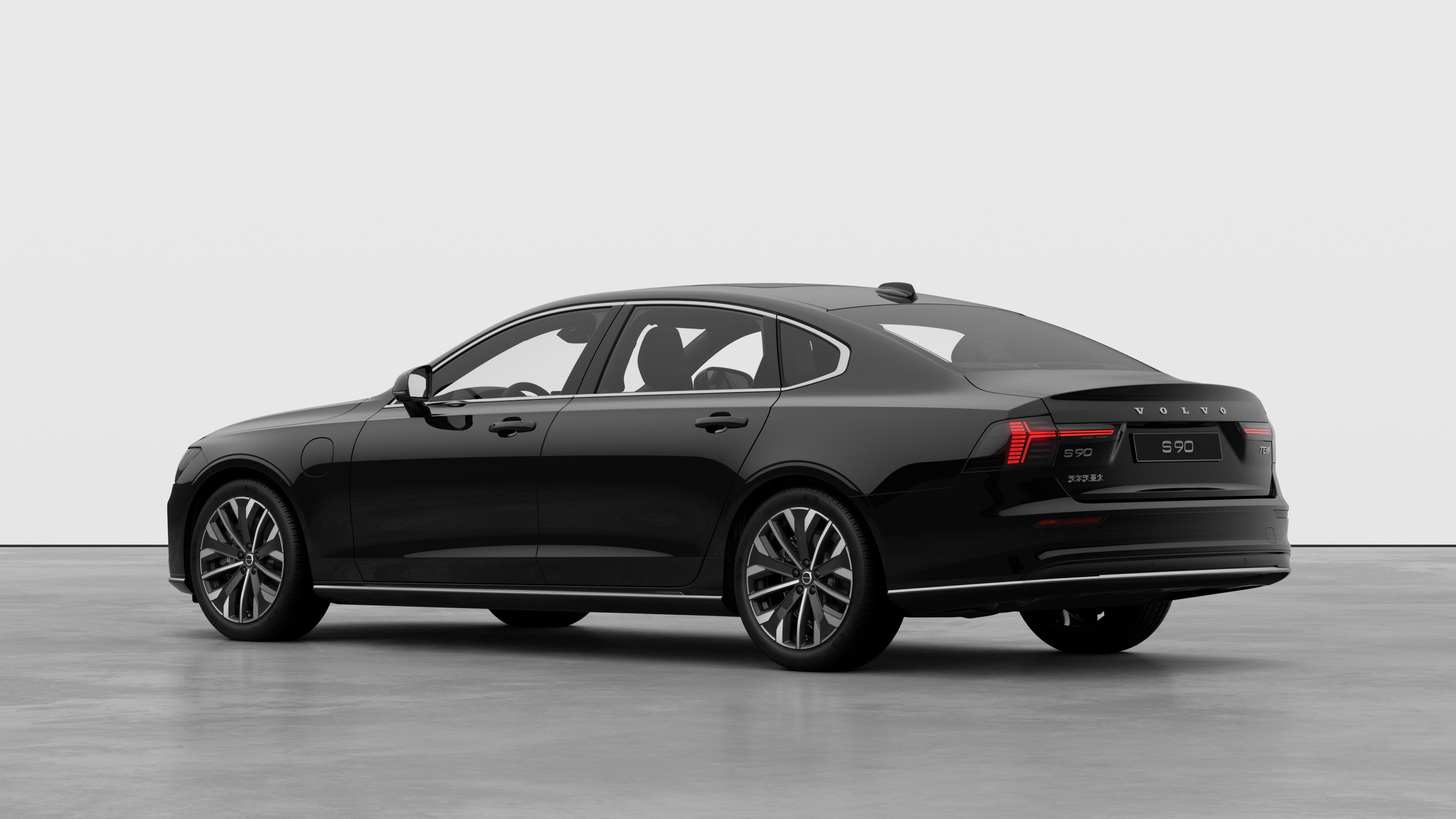 沃尔沃汽车后部四分之三视图，背景为朴素的工作室。