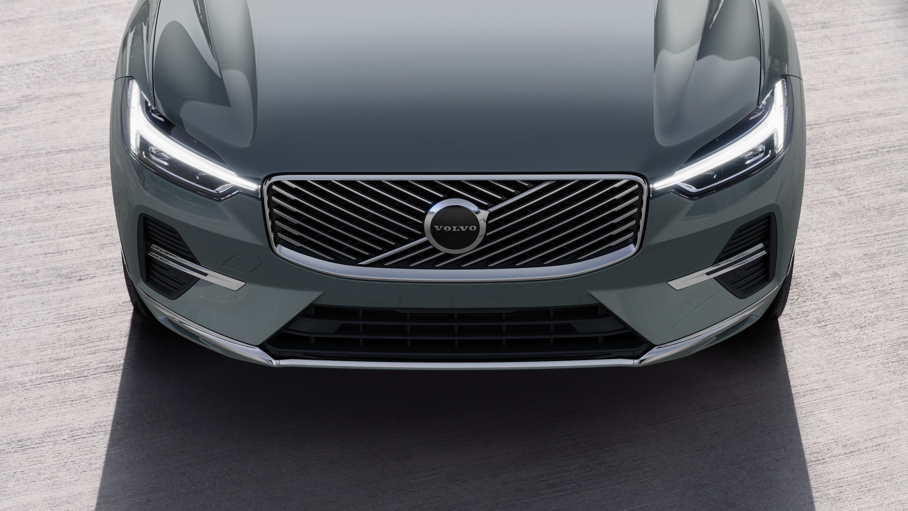 沃尔沃汽车外观在城市街道背景上的四分之三视图,显示一侧、车顶和部分前部。