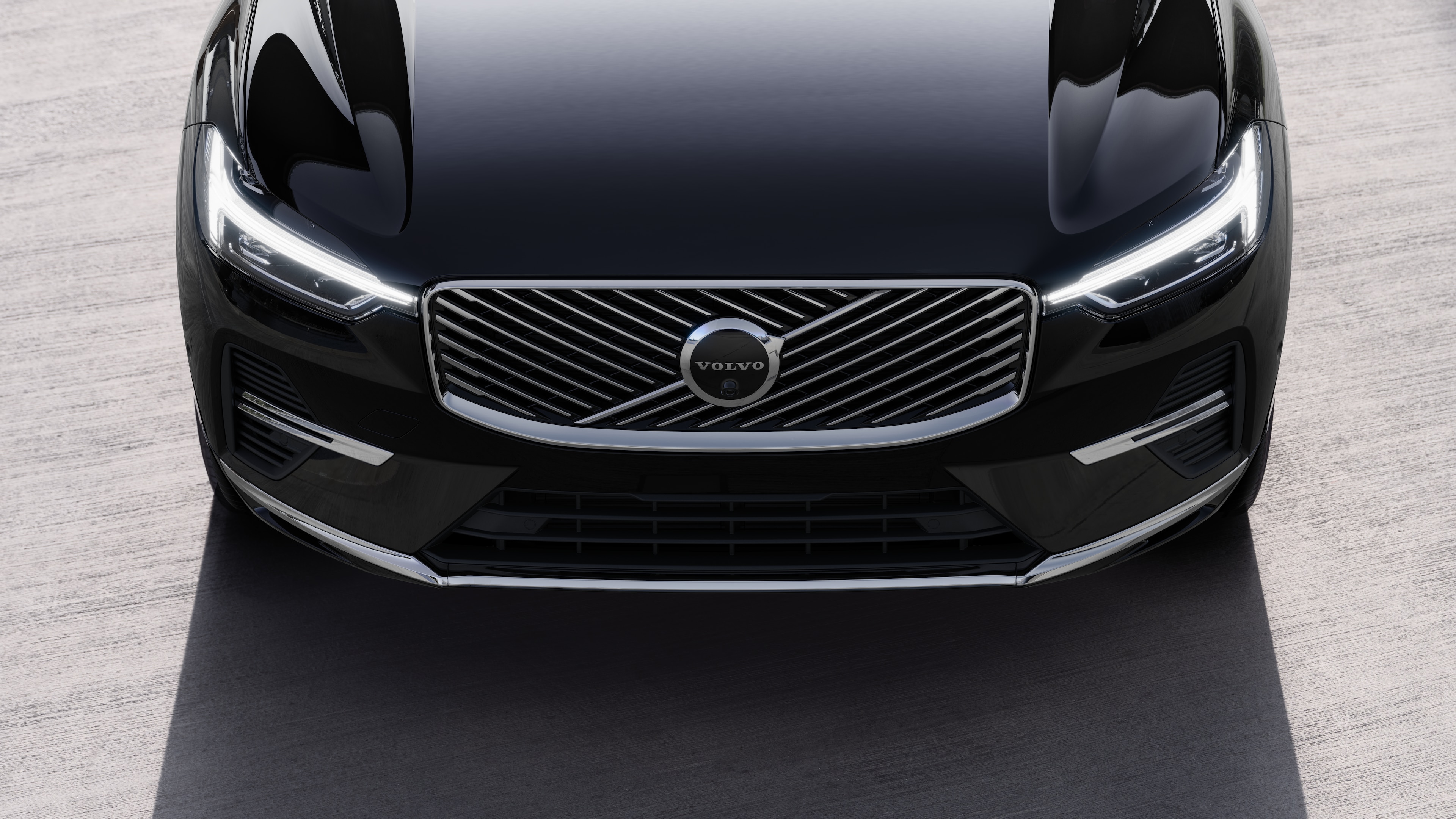 沃尔沃汽车外观在城市街道背景上的四分之三视图，显示一侧、车顶和部分前部。