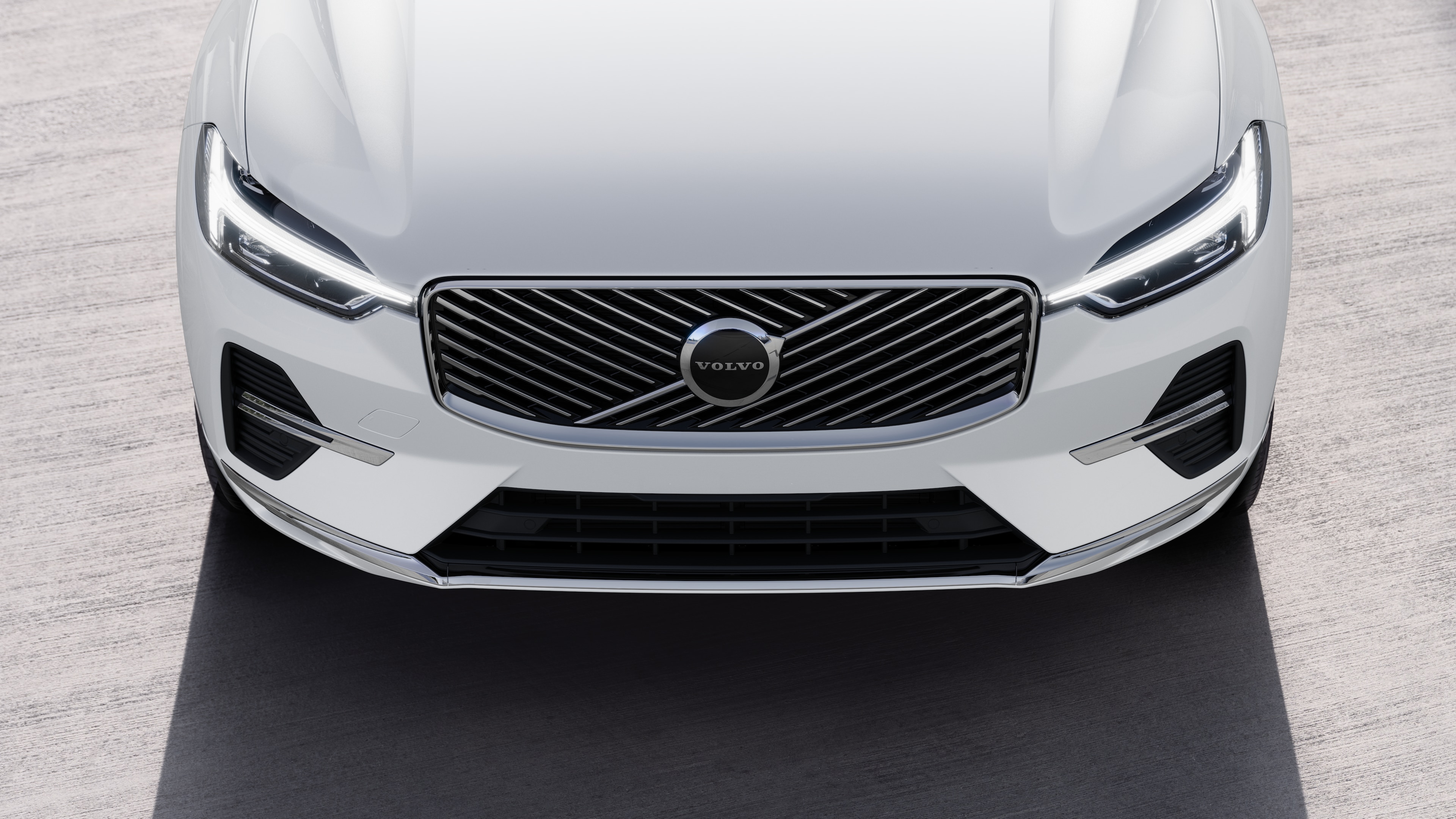 沃尔沃汽车外观在城市街道背景上的四分之三视图,显示一侧、车顶和部分前部。