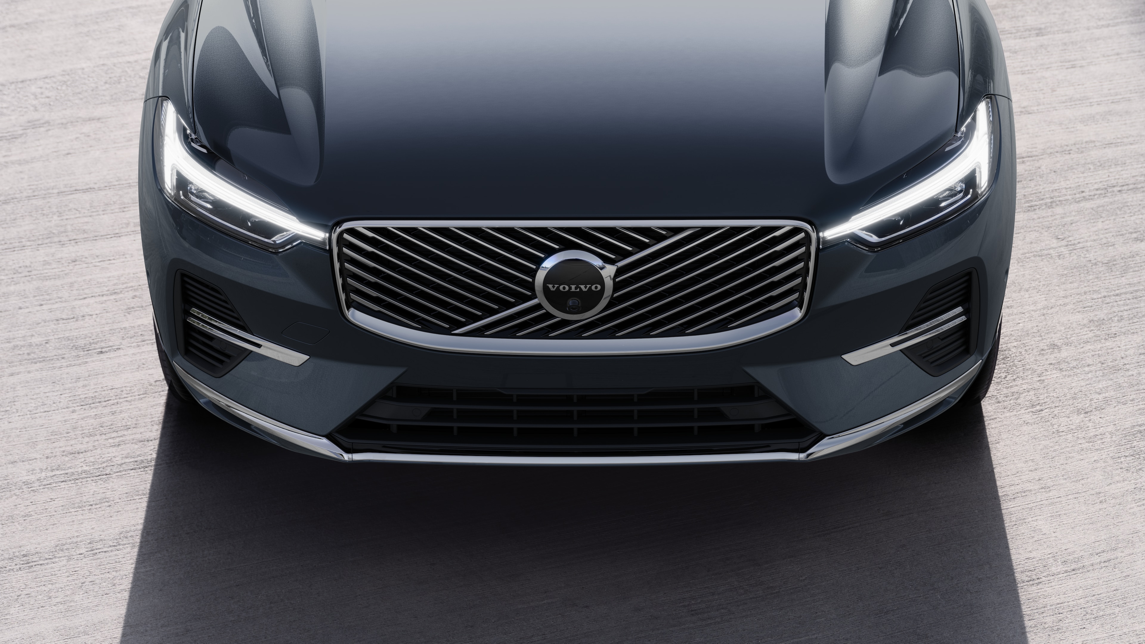 沃尔沃汽车外观在城市街道背景上的四分之三视图,显示一侧、车顶和部分前部。