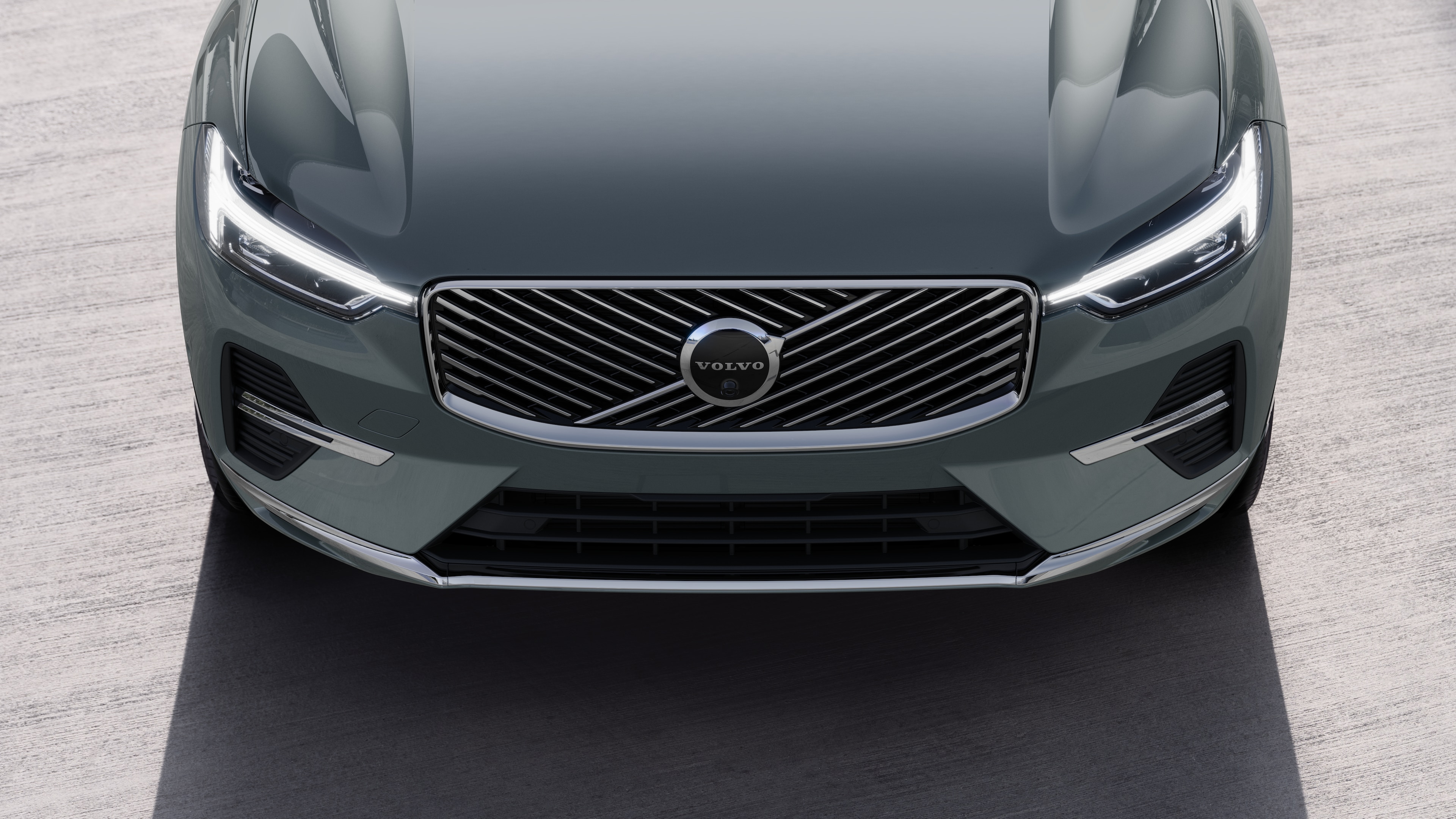 沃尔沃汽车外观在城市街道背景上的四分之三视图，显示一侧、车顶和部分前部。