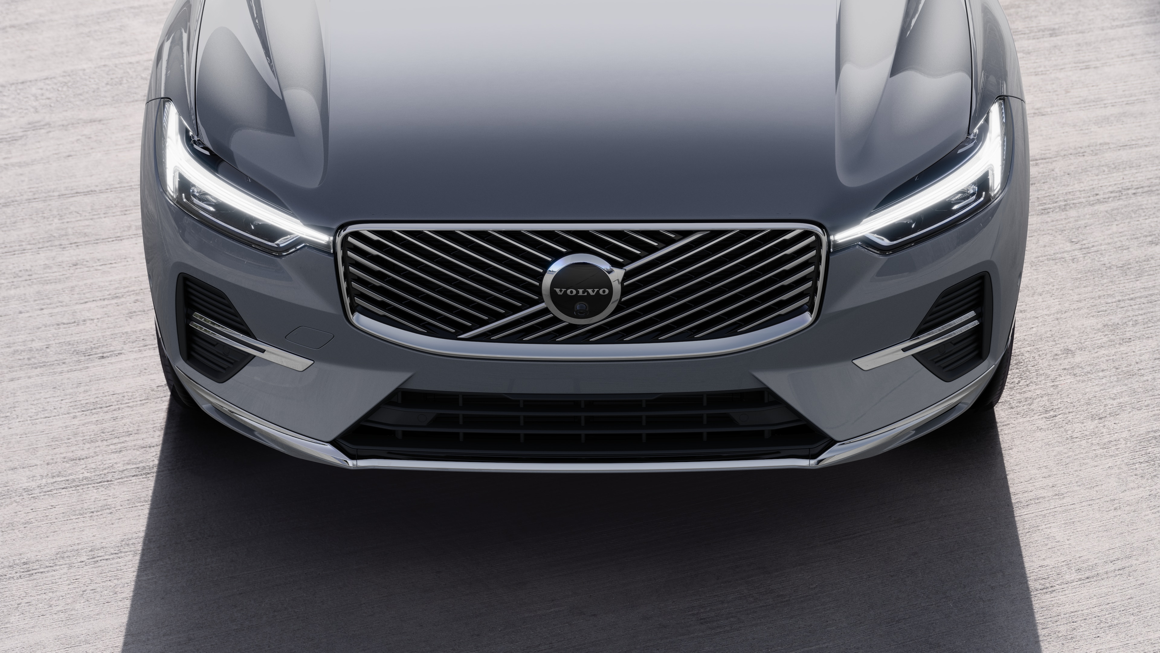 沃尔沃汽车外观在城市街道背景上的四分之三视图，显示一侧、车顶和部分前部。