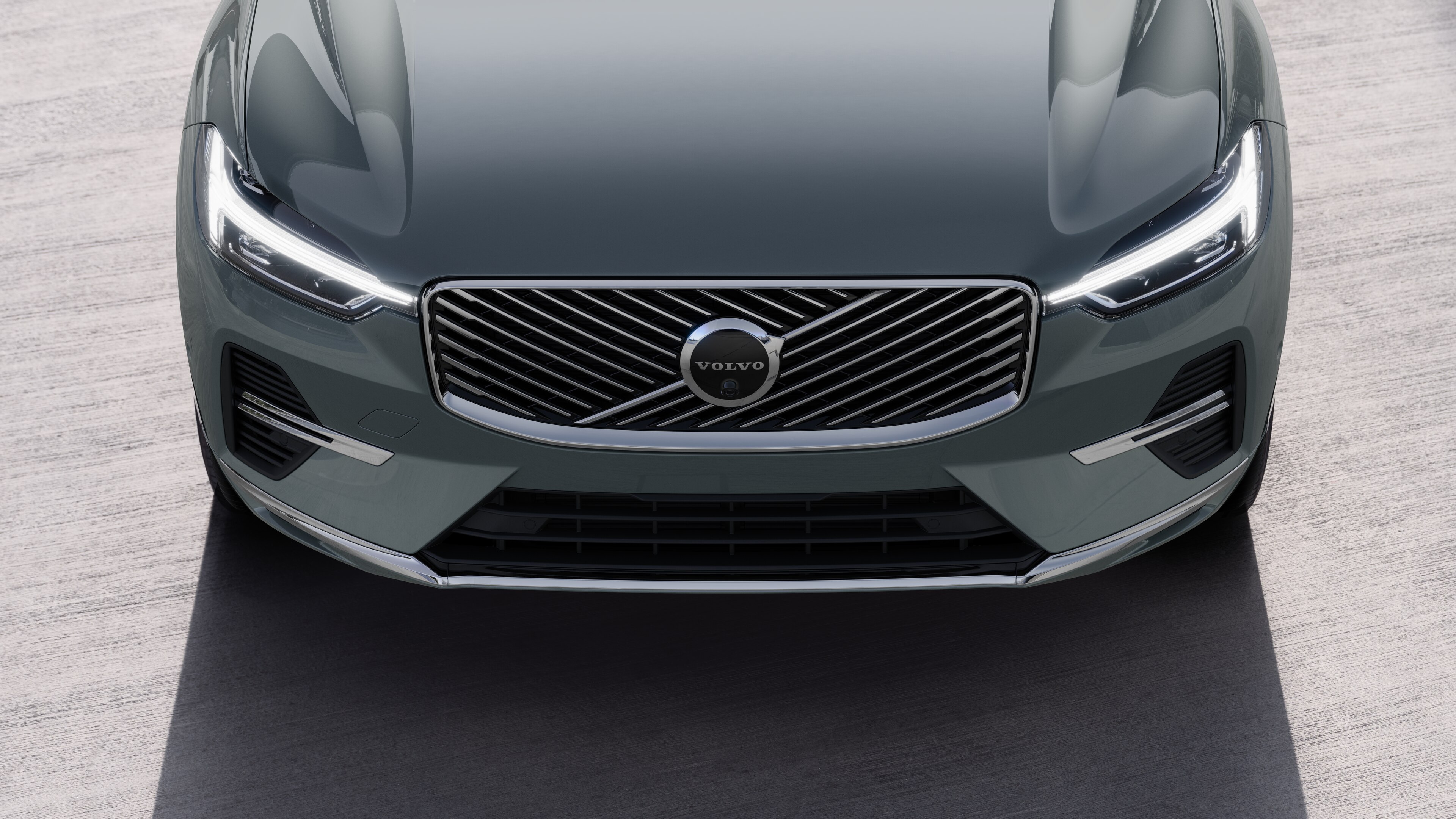 沃尔沃汽车外观在城市街道背景上的四分之三视图,显示一侧、车顶和部分前部。