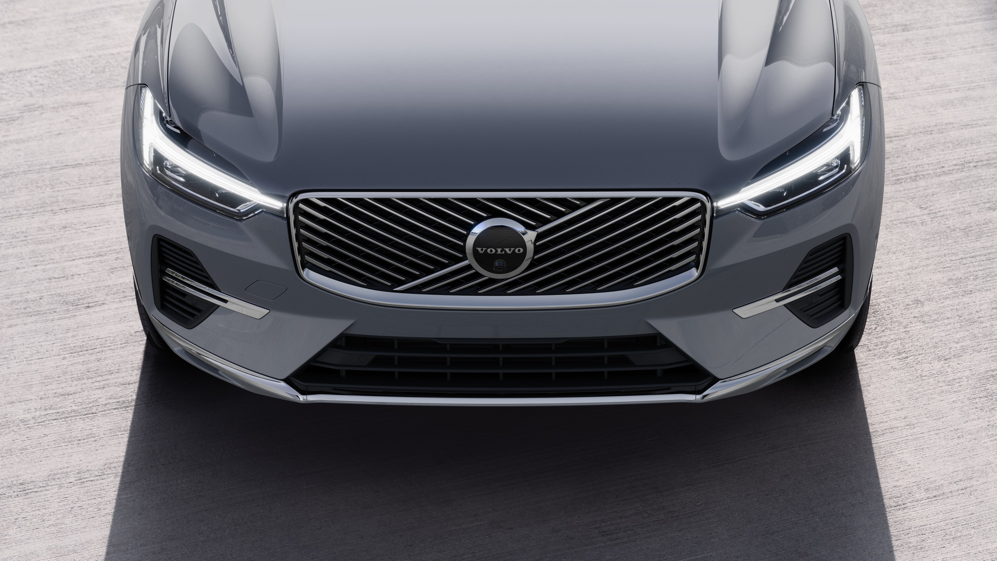 沃尔沃汽车外观在城市街道背景上的四分之三视图,显示一侧、车顶和部分前部。