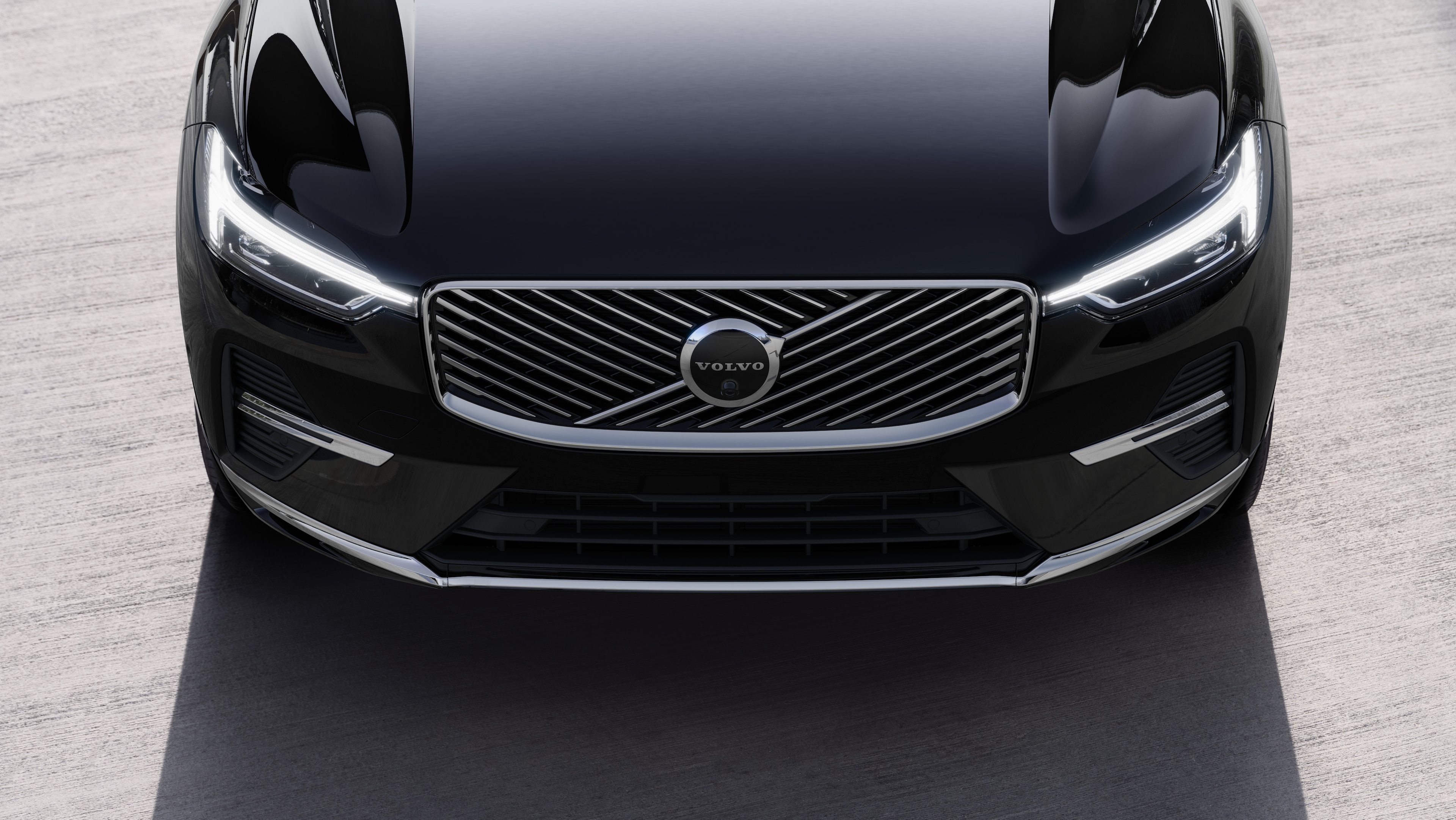 沃尔沃汽车外观在城市街道背景上的四分之三视图，显示一侧、车顶和部分前部。