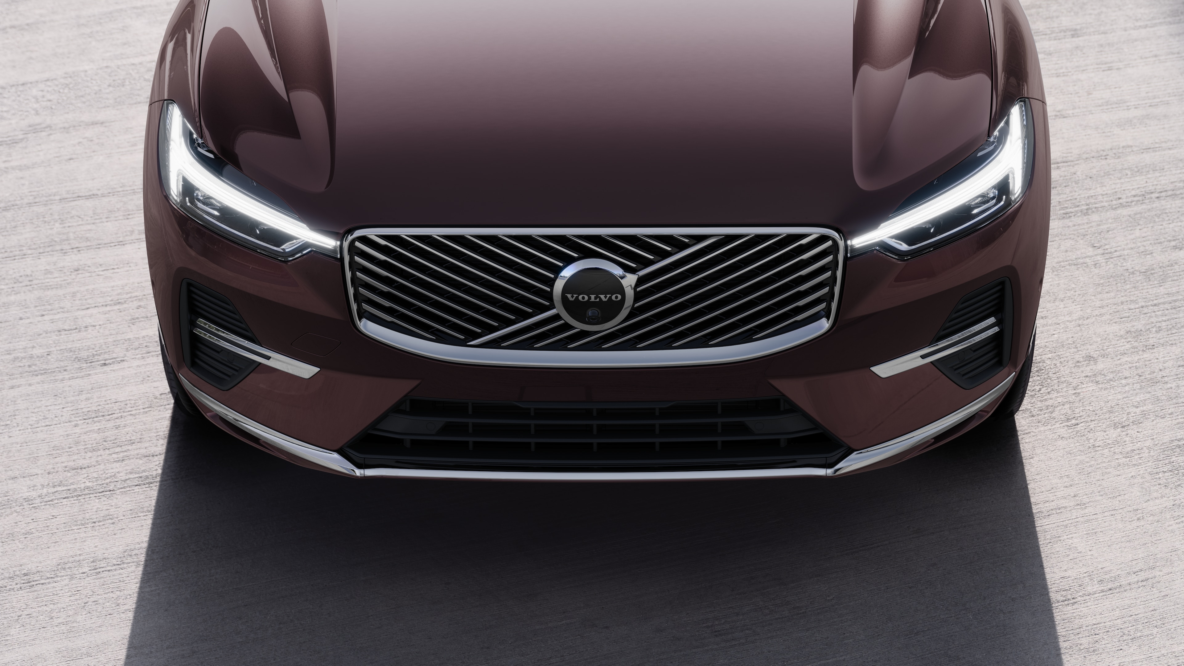 沃尔沃汽车外观在城市街道背景上的四分之三视图，显示一侧、车顶和部分前部。