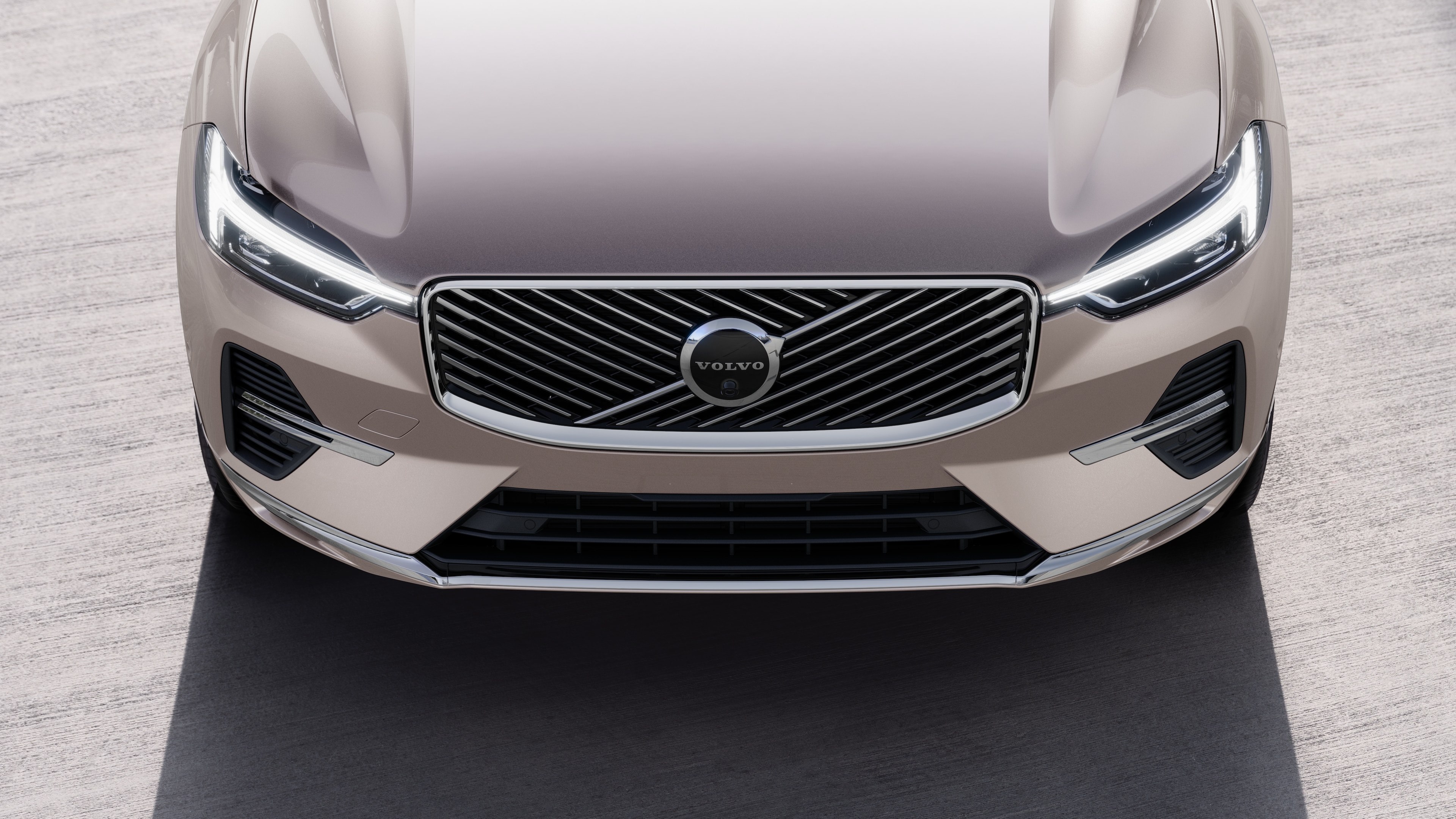 沃尔沃汽车外观在城市街道背景上的四分之三视图,显示一侧、车顶和部分前部。