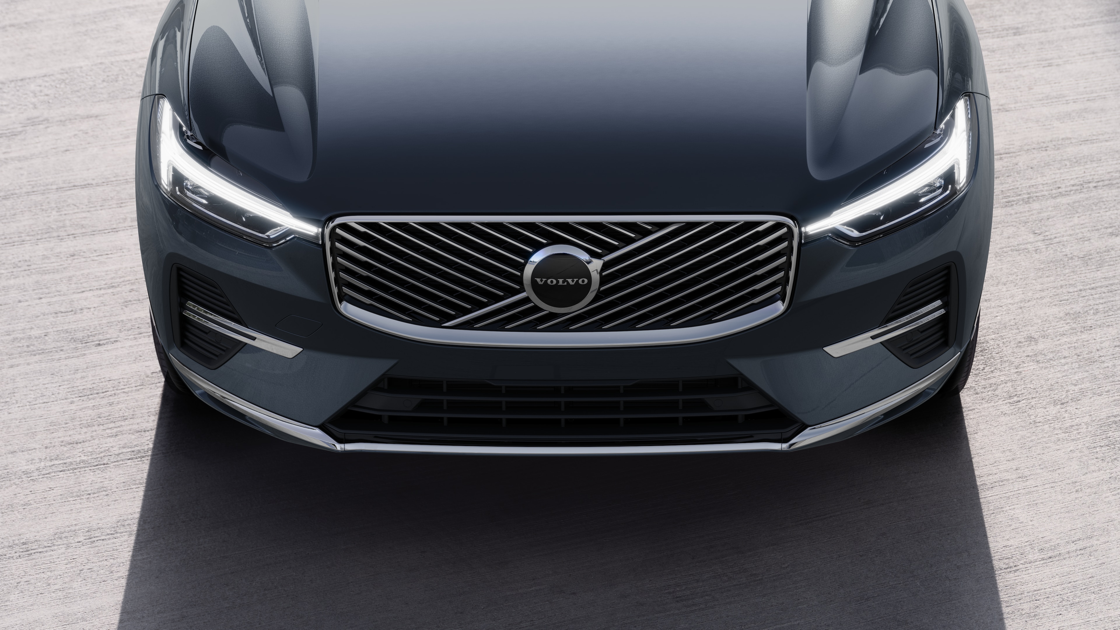 沃尔沃汽车外观在城市街道背景上的四分之三视图,显示一侧、车顶和部分前部。