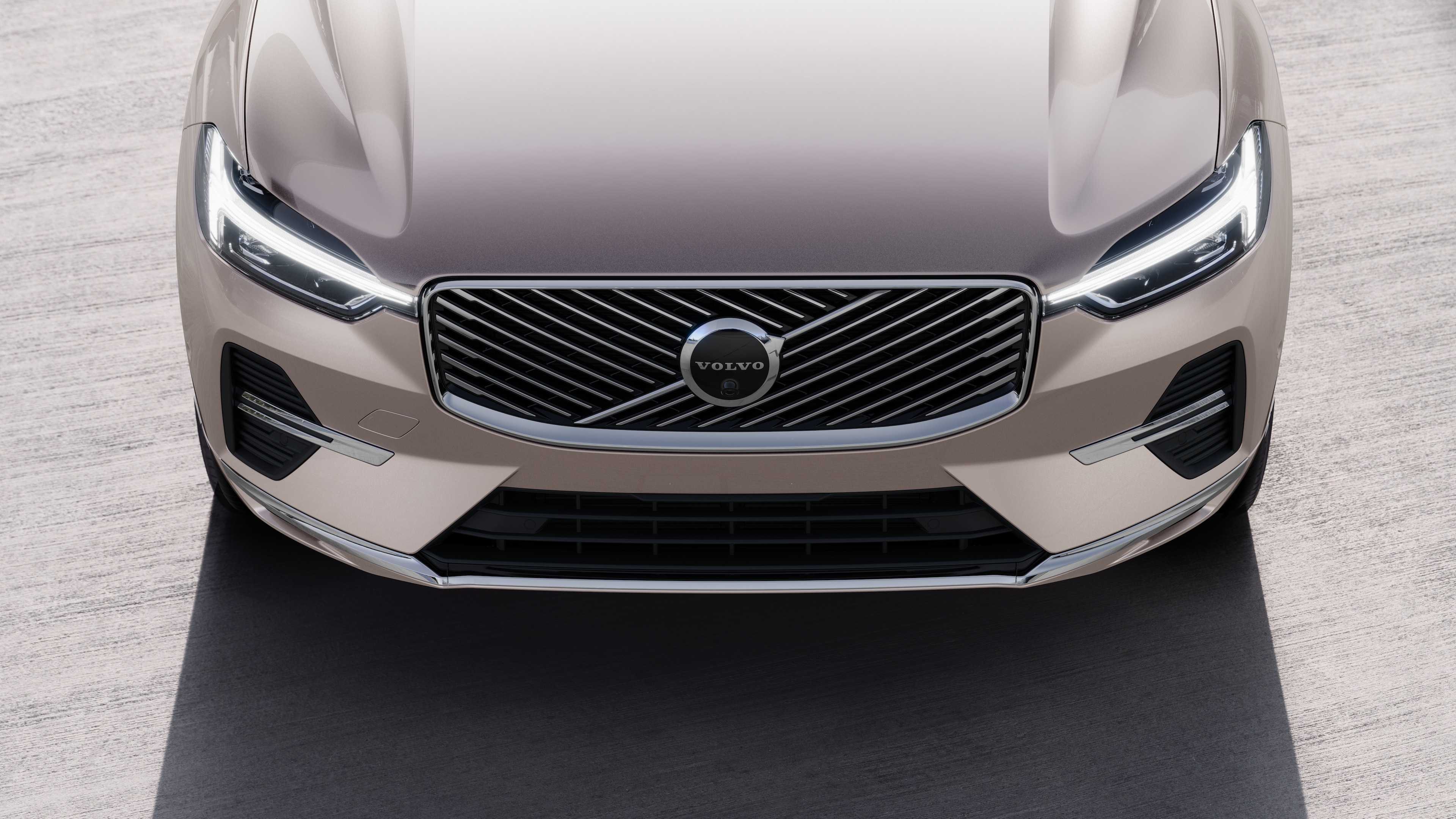 沃尔沃汽车外观在城市街道背景上的四分之三视图，显示一侧、车顶和部分前部。