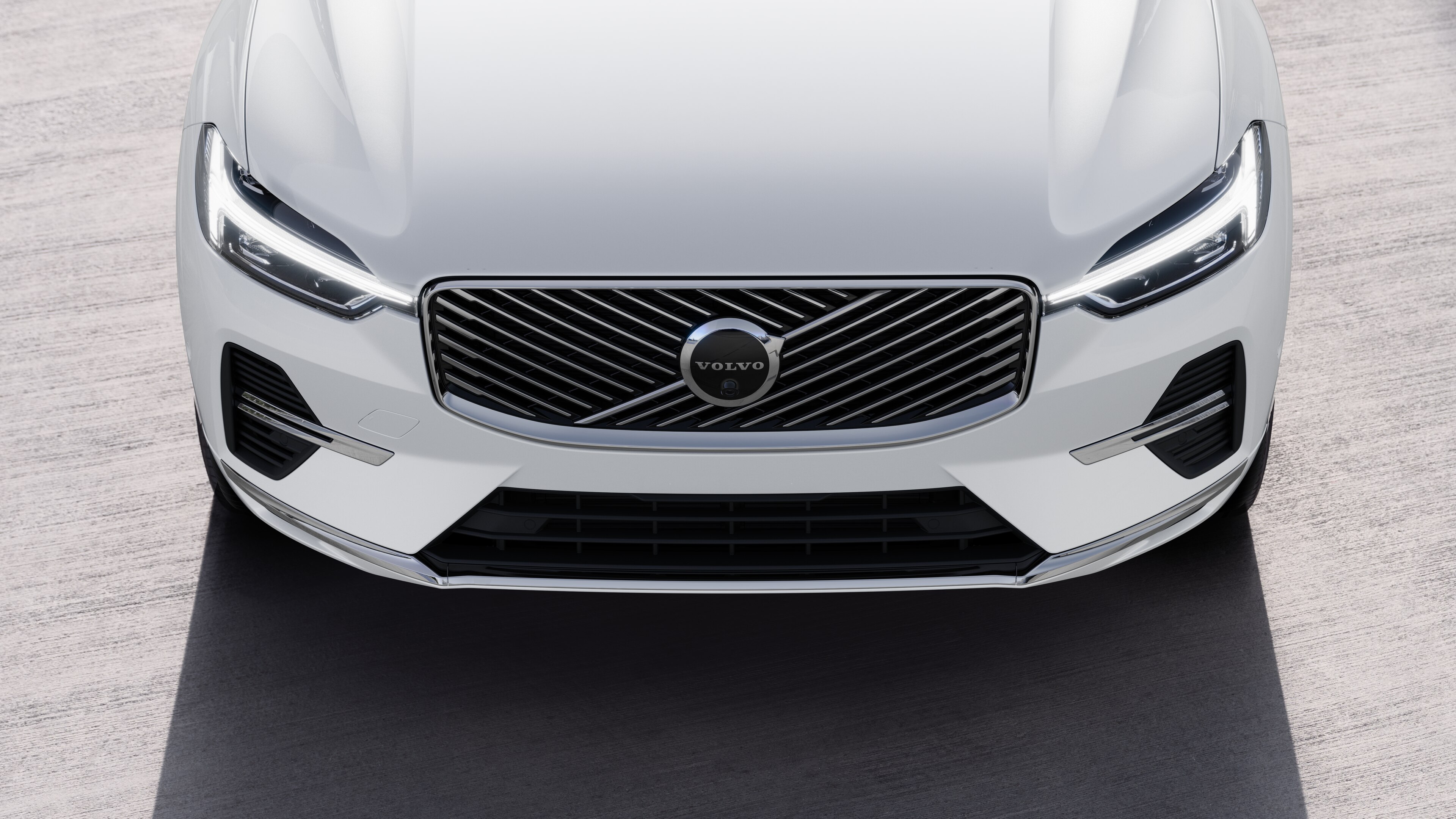 沃尔沃汽车外观在城市街道背景上的四分之三视图,显示一侧、车顶和部分前部。