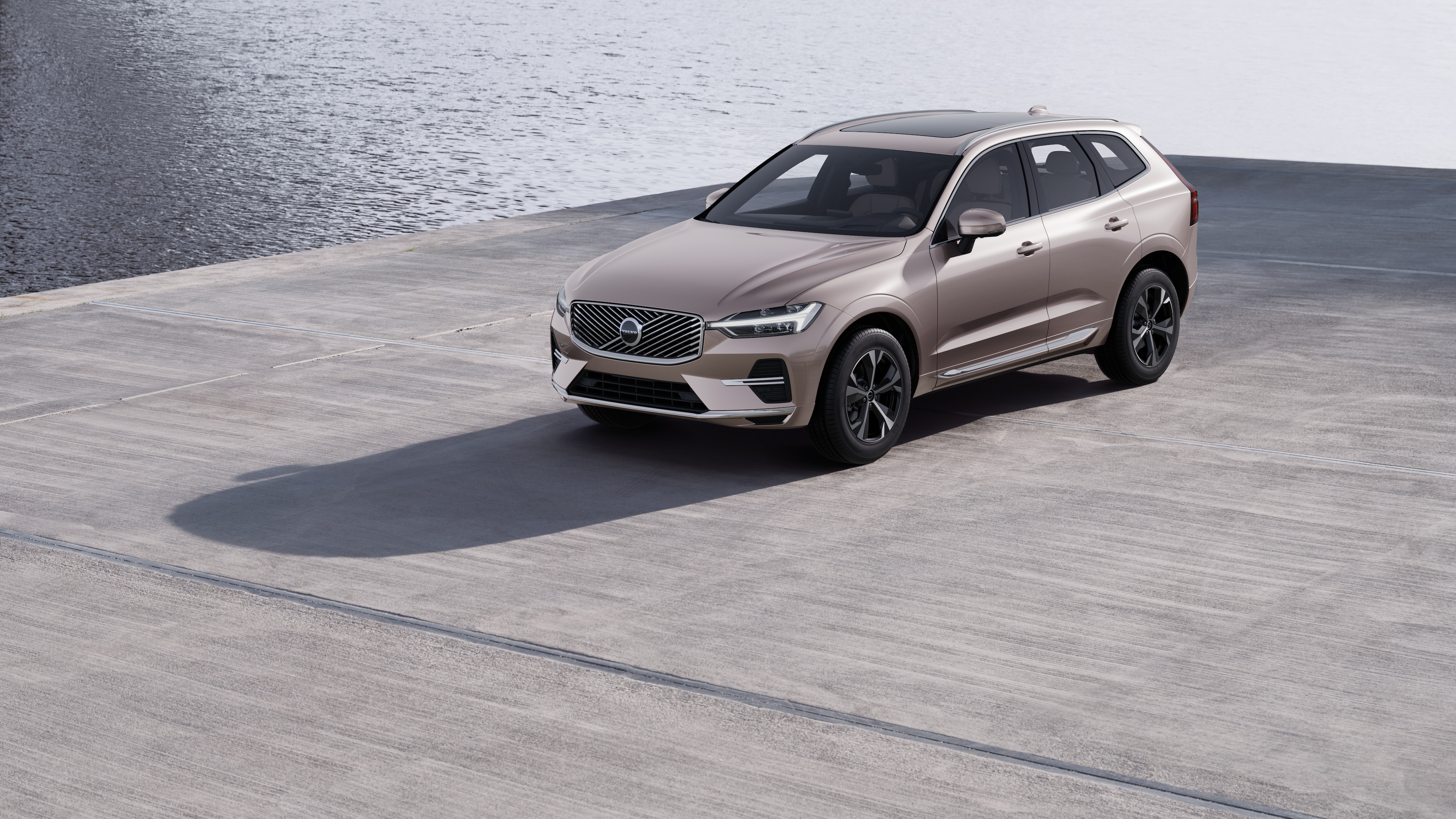 沃尔沃汽车外观在工业混凝土墙背景下的四分之三视图。