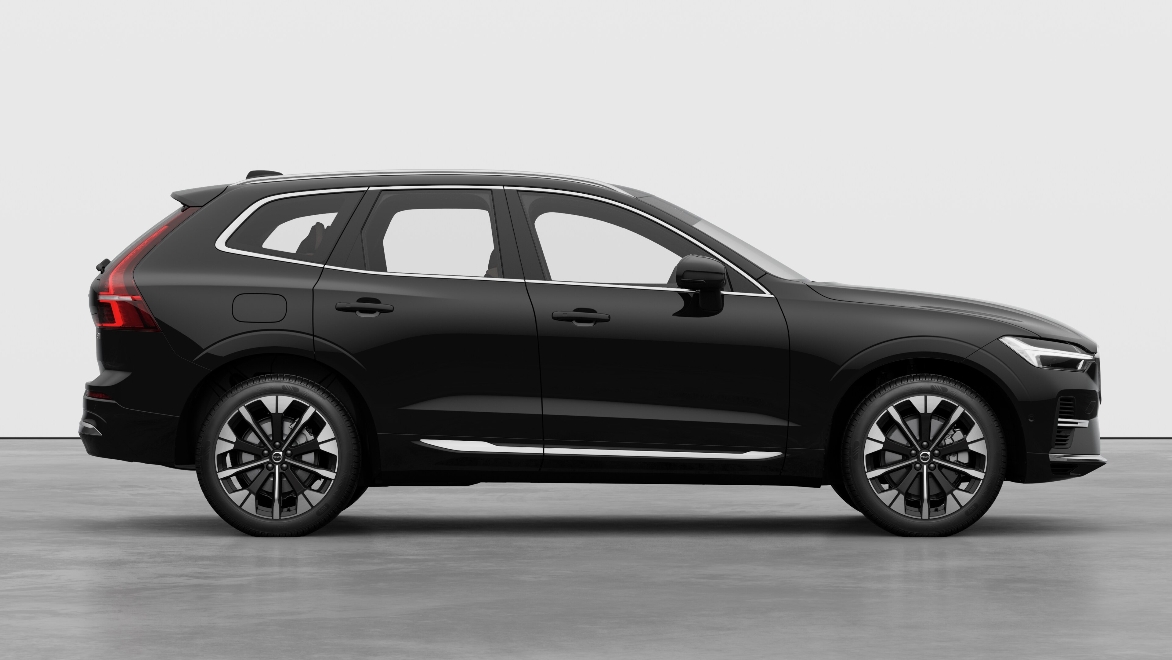 沃尔沃汽车侧视图在纯工作室背景上显示关闭的车门和可见的车轮设计。