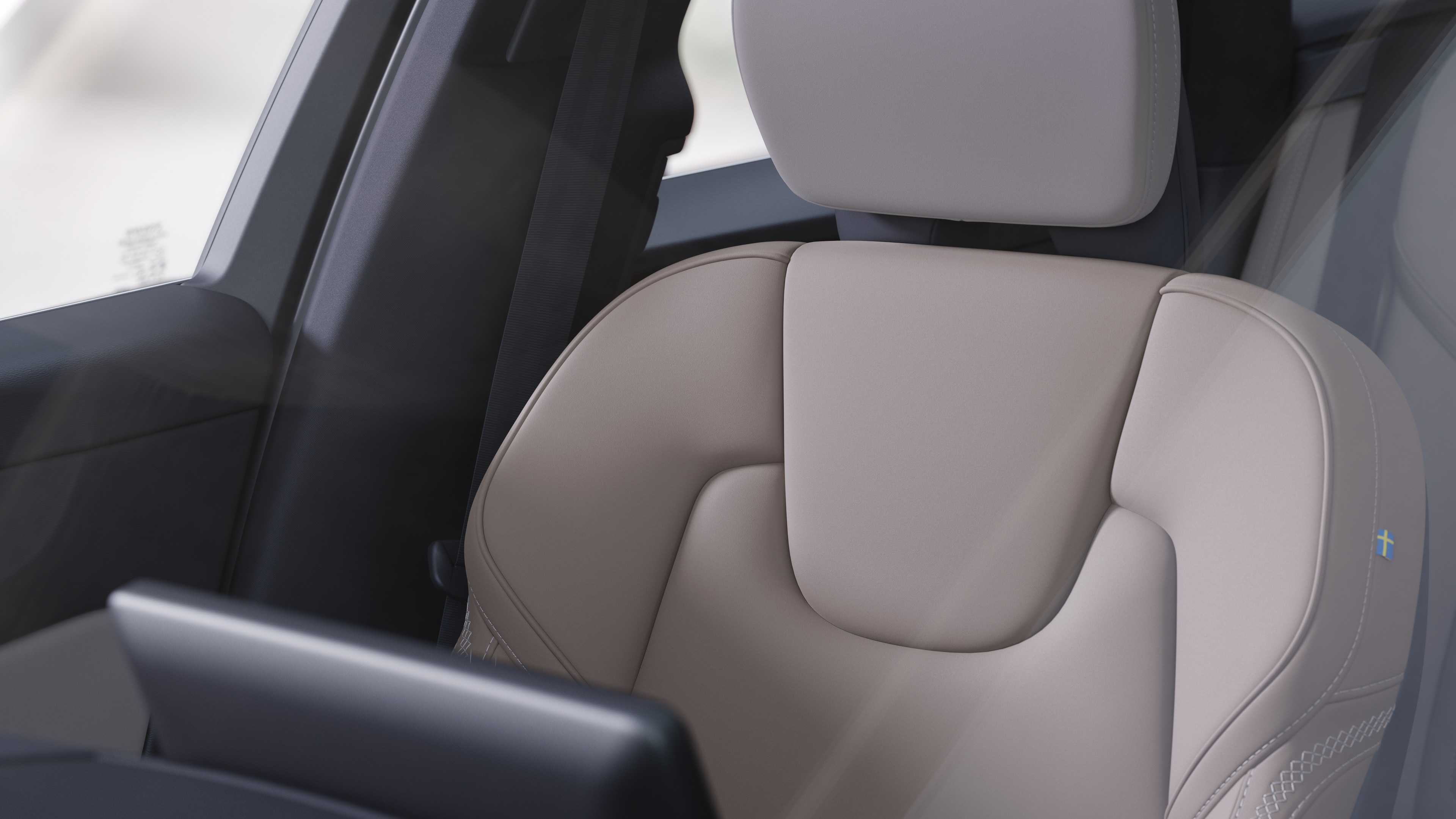 沃尔沃汽车内饰在朴素的工作室背景下展示了前后排乘客座椅、方向盘、仪表板和中控台。