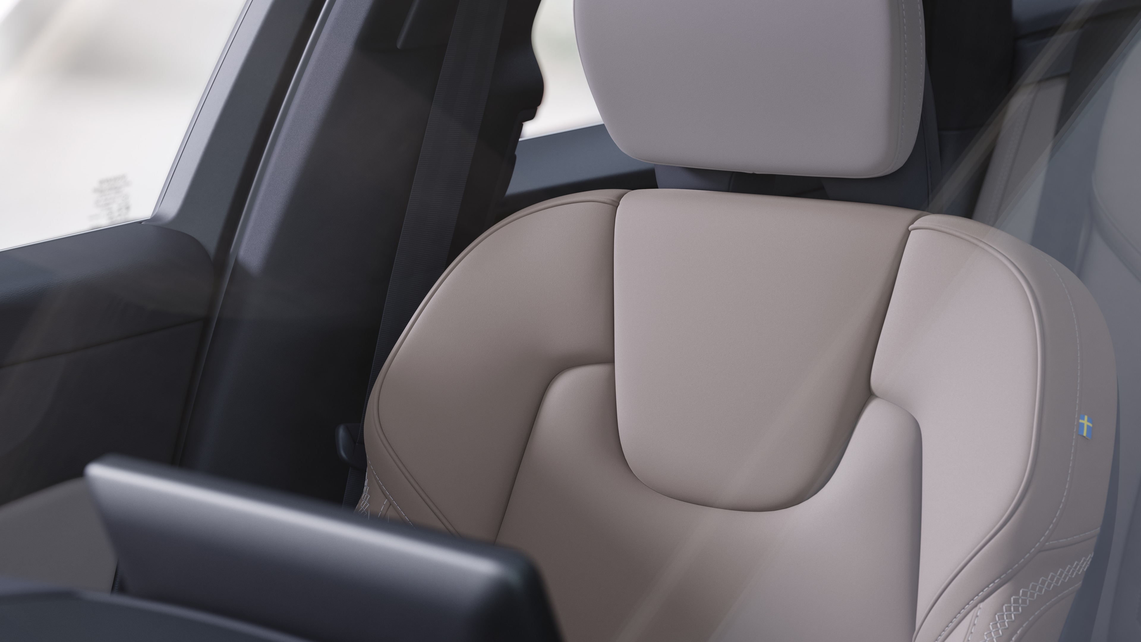 沃尔沃汽车内饰在朴素的工作室背景下展示了前后排乘客座椅、方向盘、仪表板和中控台。