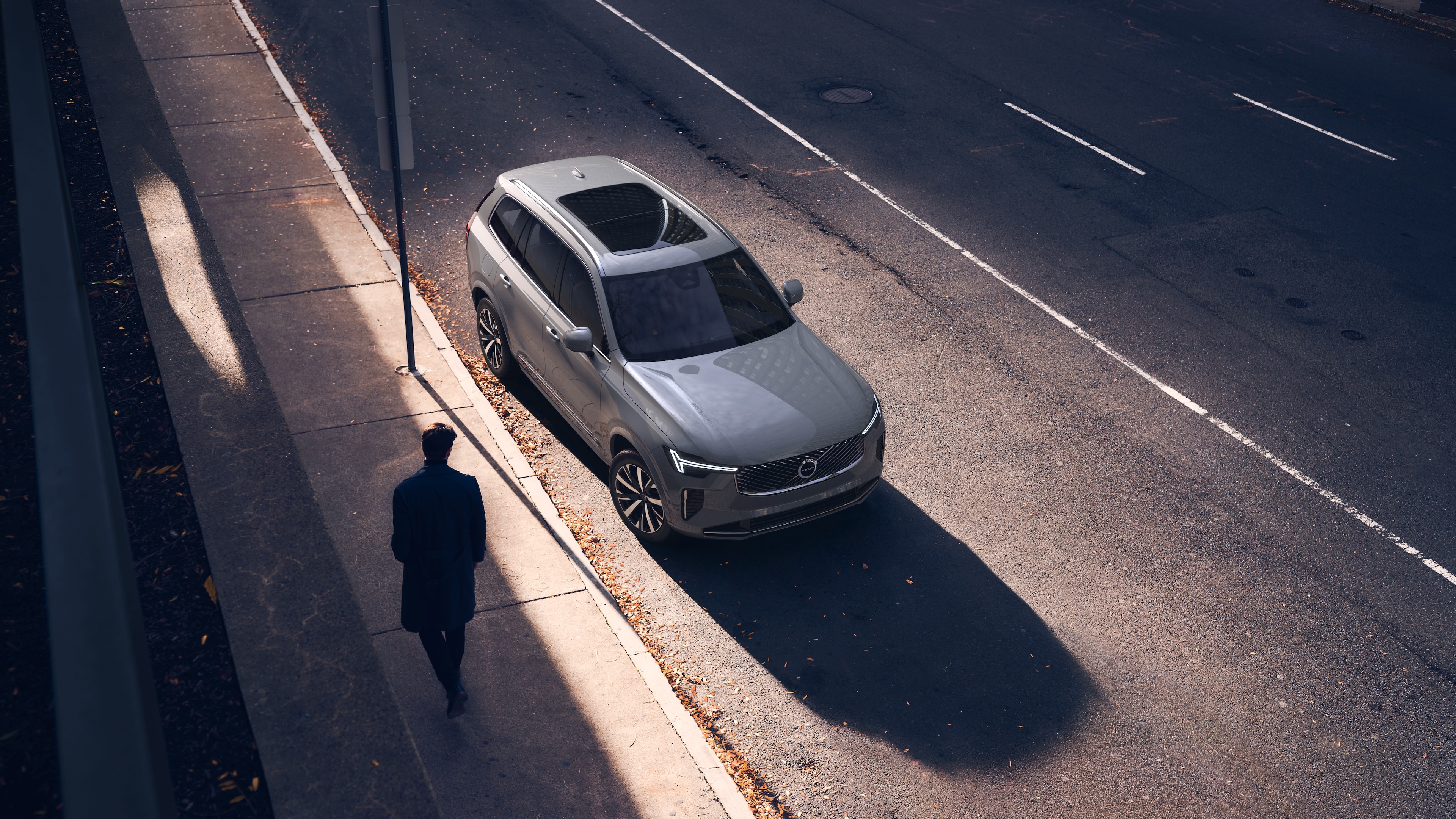 沃尔沃汽车外观在城市街道背景上的四分之三视图,显示一侧、车顶和部分前部。