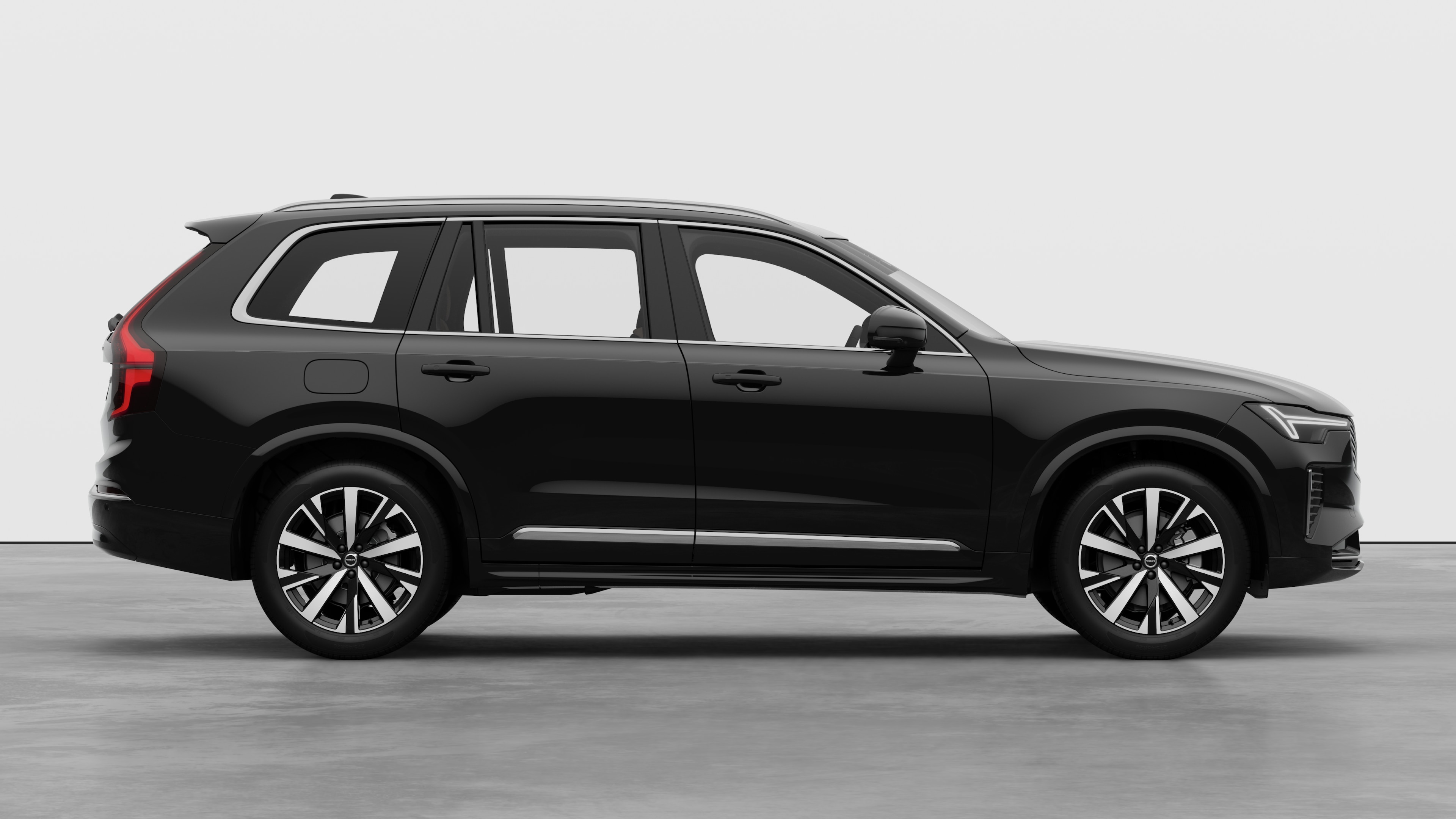 沃尔沃汽车侧视图在纯工作室背景上显示关闭的车门和可见的车轮设计。