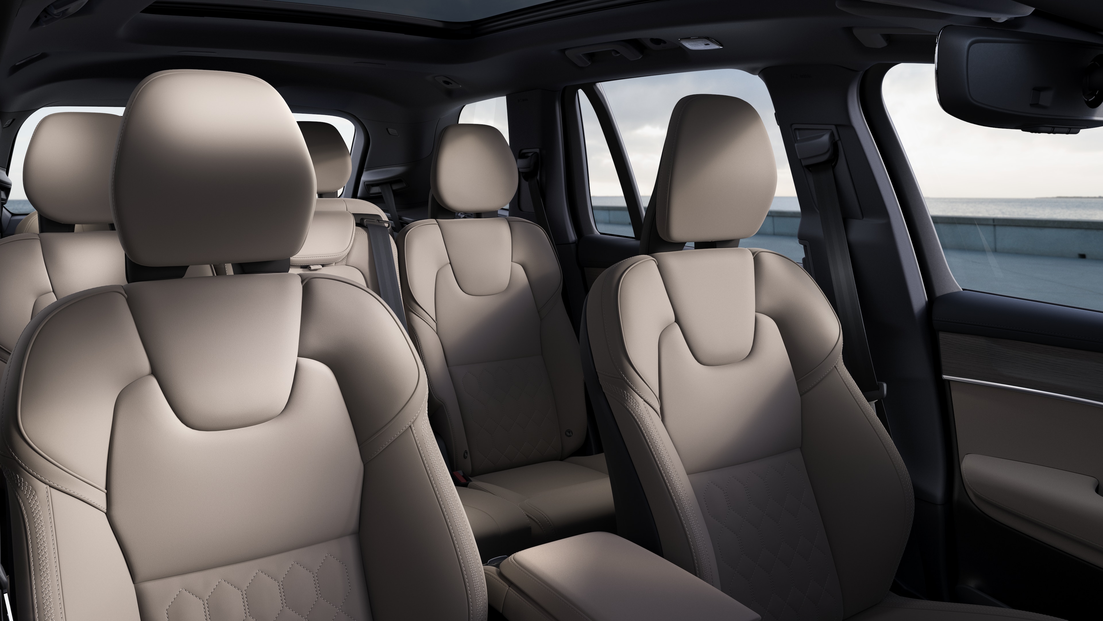 沃尔沃汽车内饰在朴素的工作室背景下展示了前后排乘客座椅、方向盘、仪表板和中控台。