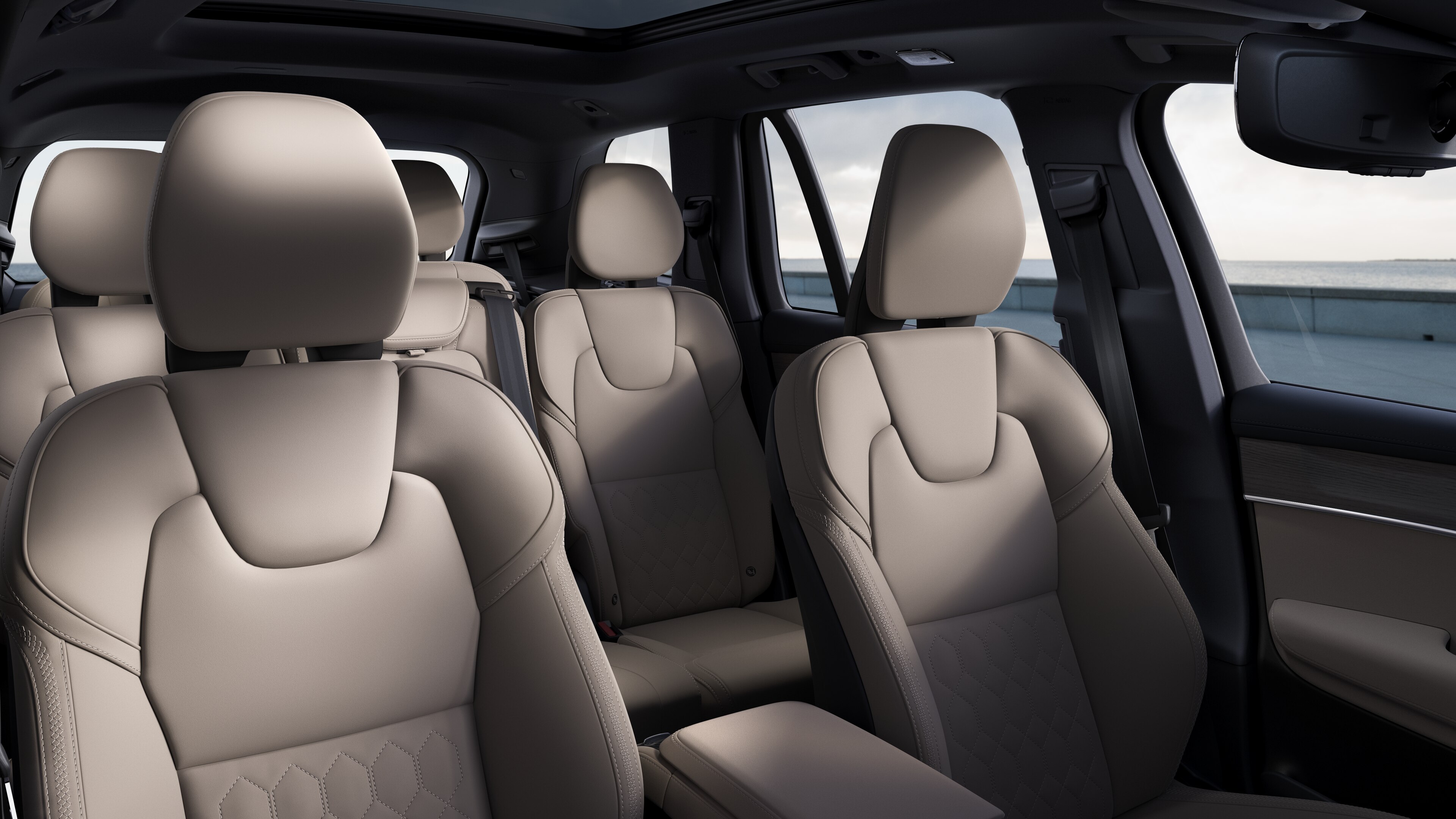 沃尔沃汽车内饰在朴素的工作室背景下展示了前后排乘客座椅、方向盘、仪表板和中控台。