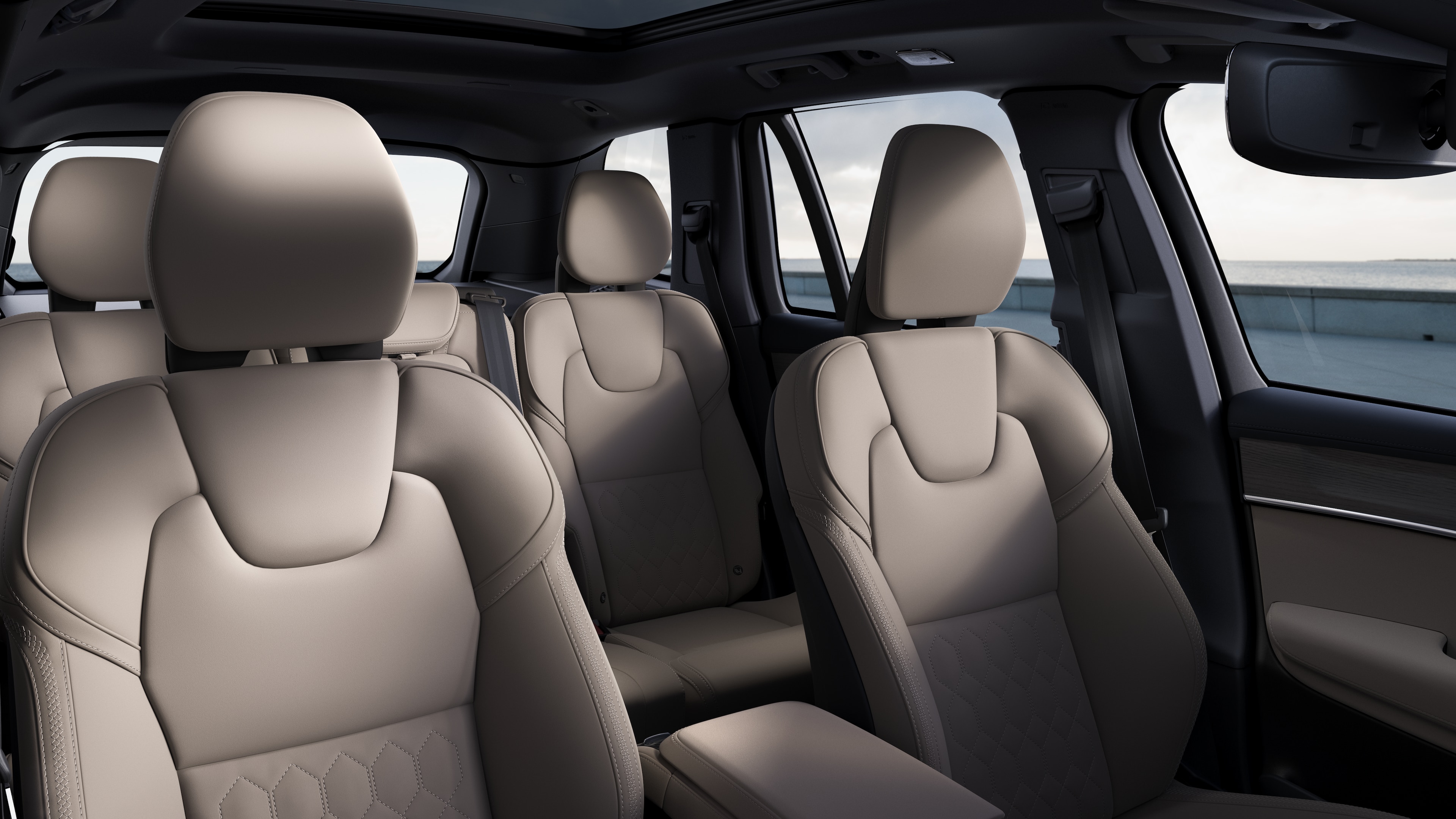 沃尔沃汽车内饰在朴素的工作室背景下展示了前后排乘客座椅、方向盘、仪表板和中控台。