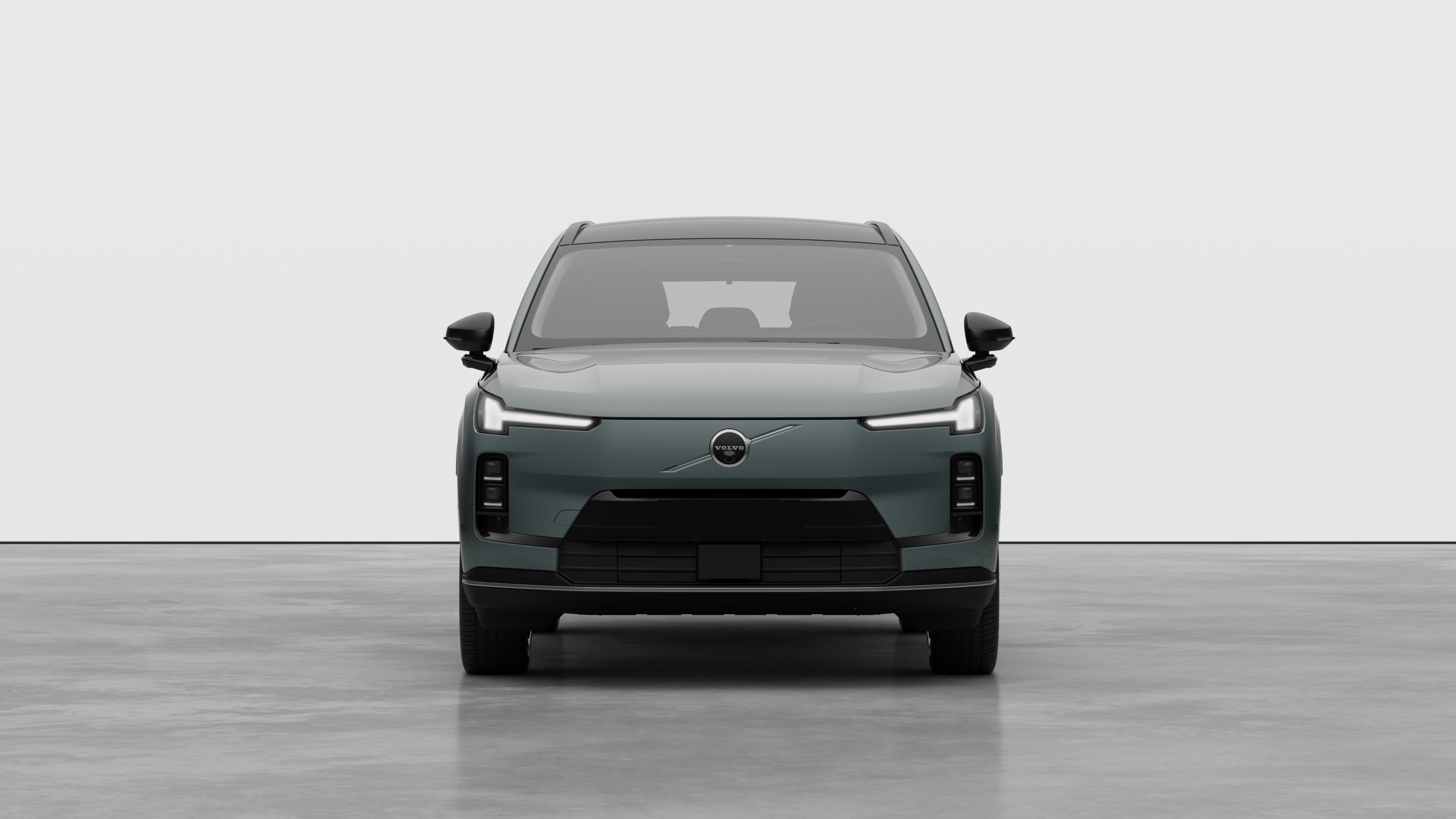 沃尔沃汽车在普通工作室背景中的前视图。