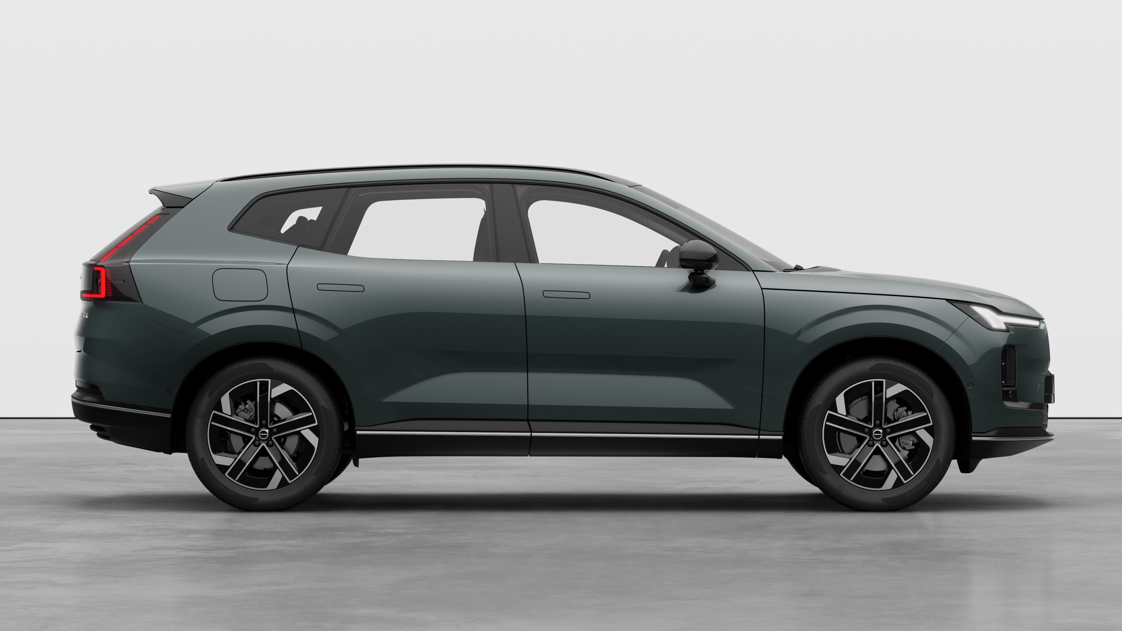 沃尔沃汽车侧视图在纯工作室背景上显示关闭的车门和可见的车轮设计。