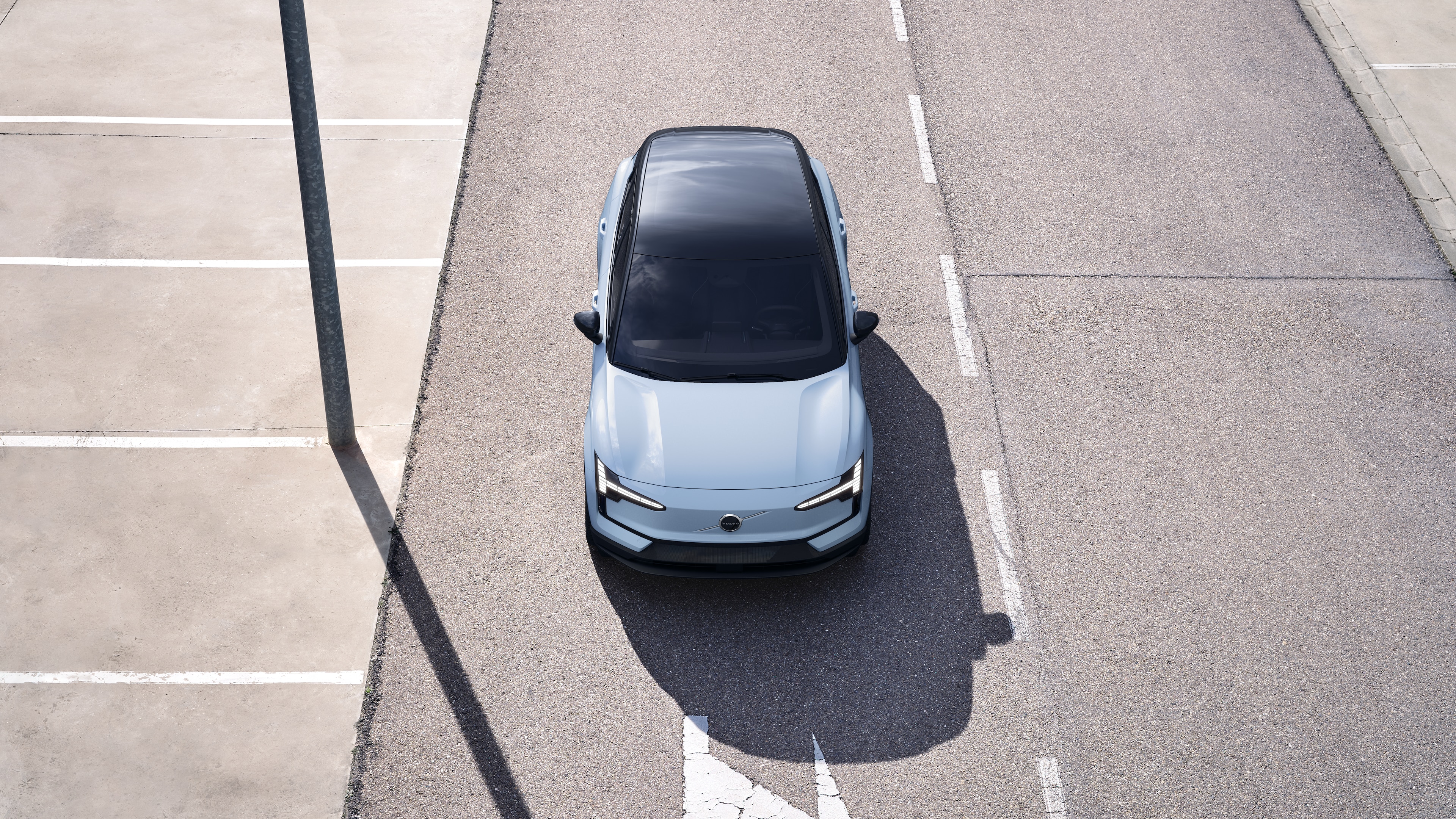 沃尔沃汽车外观在城市街道背景上的四分之三视图，显示一侧、车顶和部分前部。