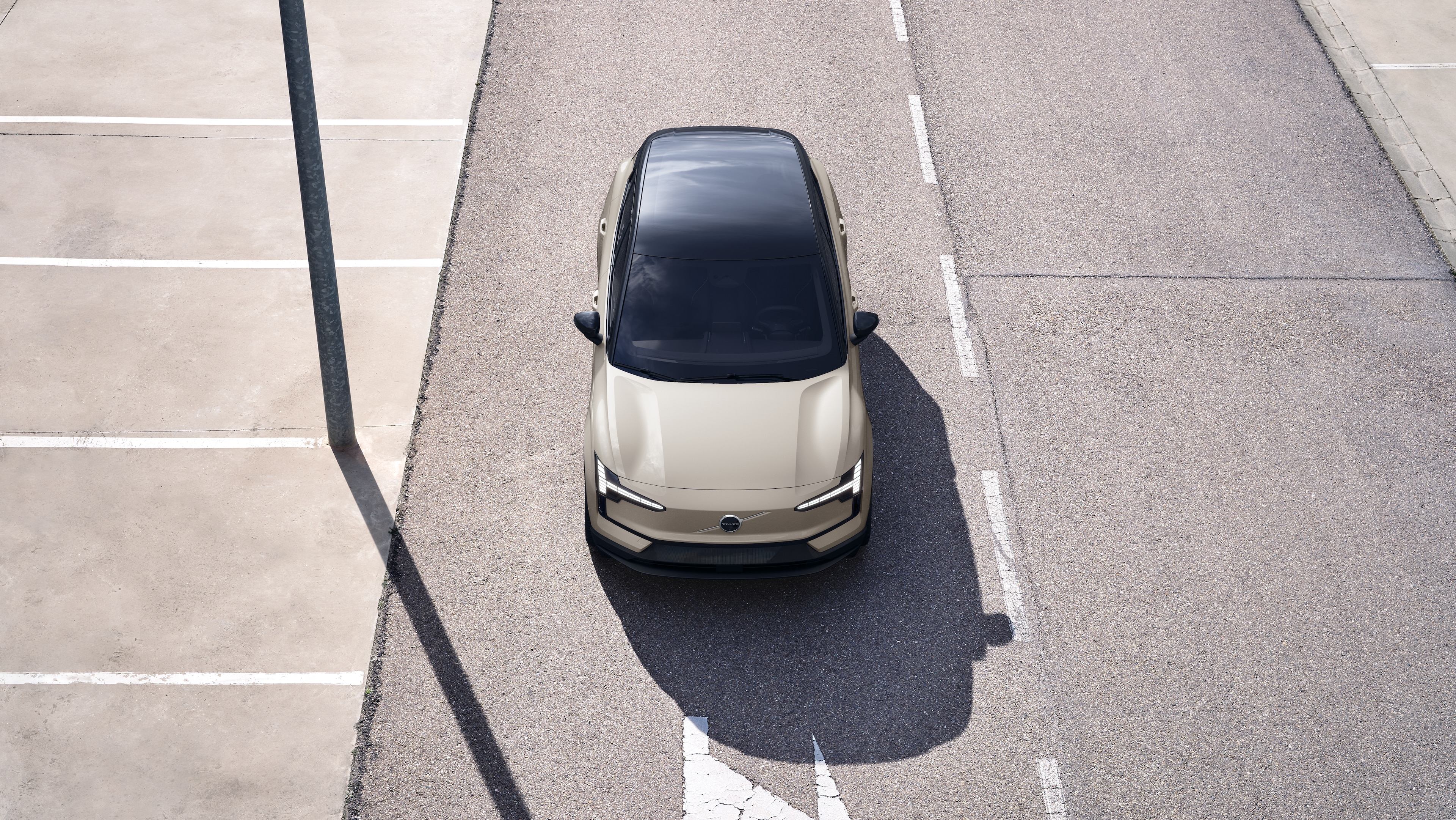 沃尔沃汽车外观在城市街道背景上的四分之三视图，显示一侧、车顶和部分前部。