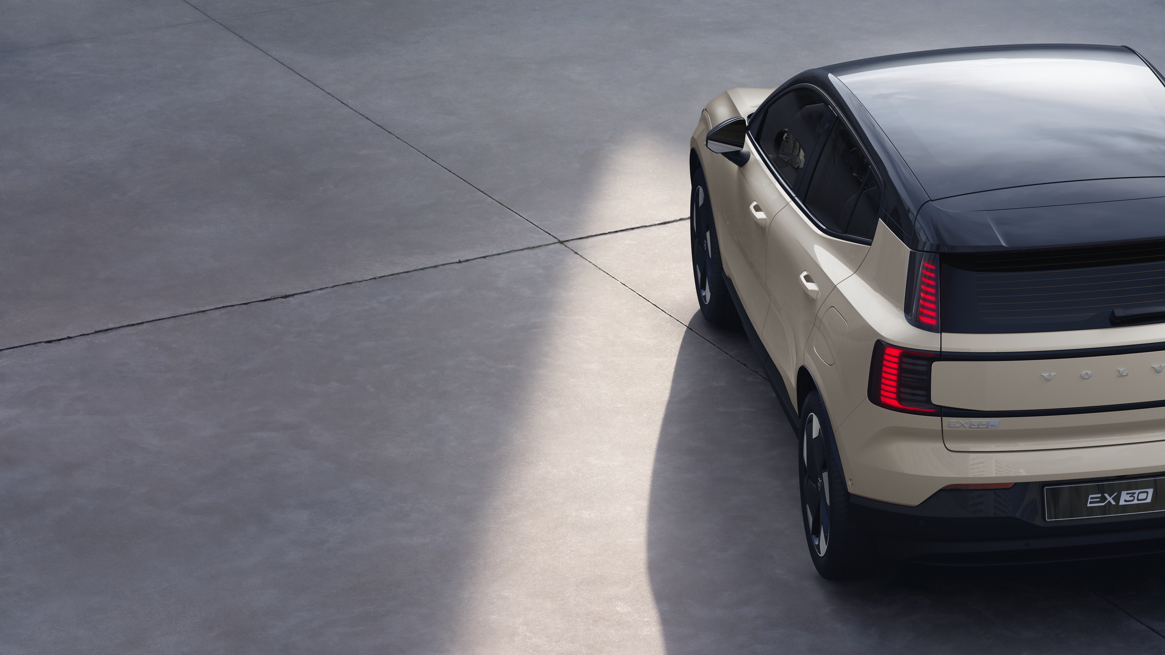 沃尔沃汽车四分之三后视图在纯工作室背景上，展示了尾灯设计和后窗结构，用于外部细节。