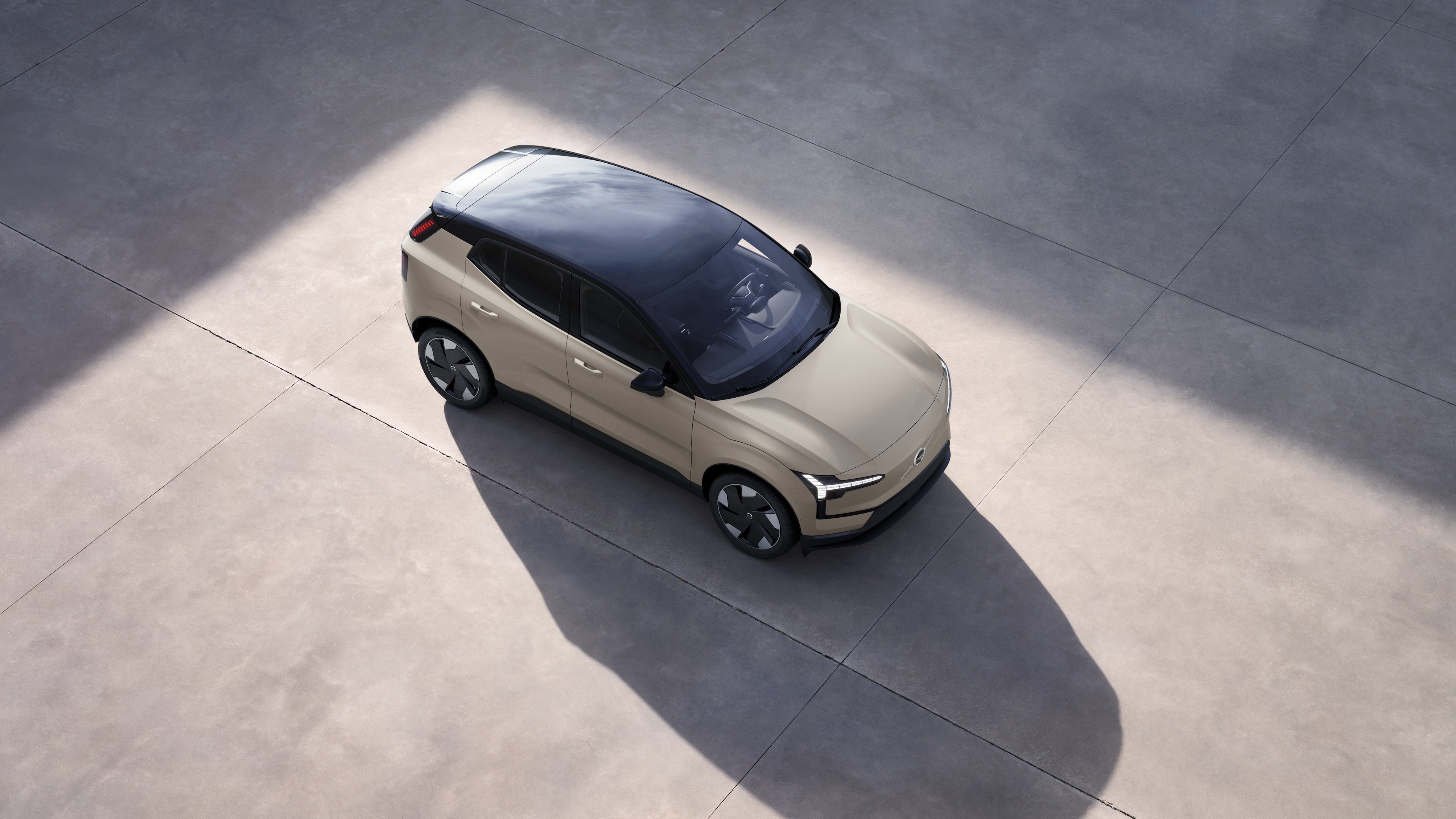 从上方显示的沃尔沃汽车外观，在普通的工作室背景中。