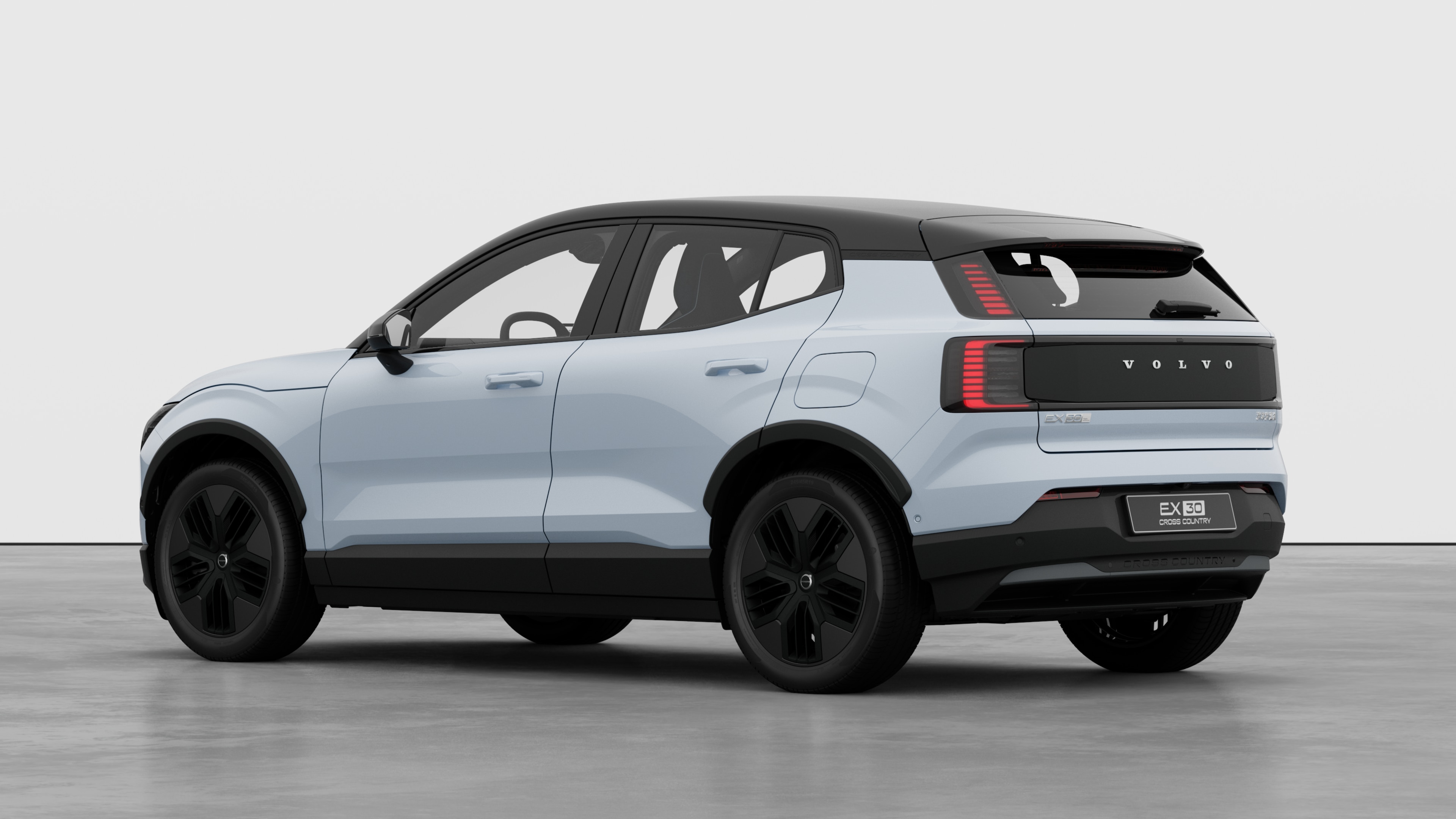 沃尔沃汽车后部四分之三视图，背景为朴素的工作室。