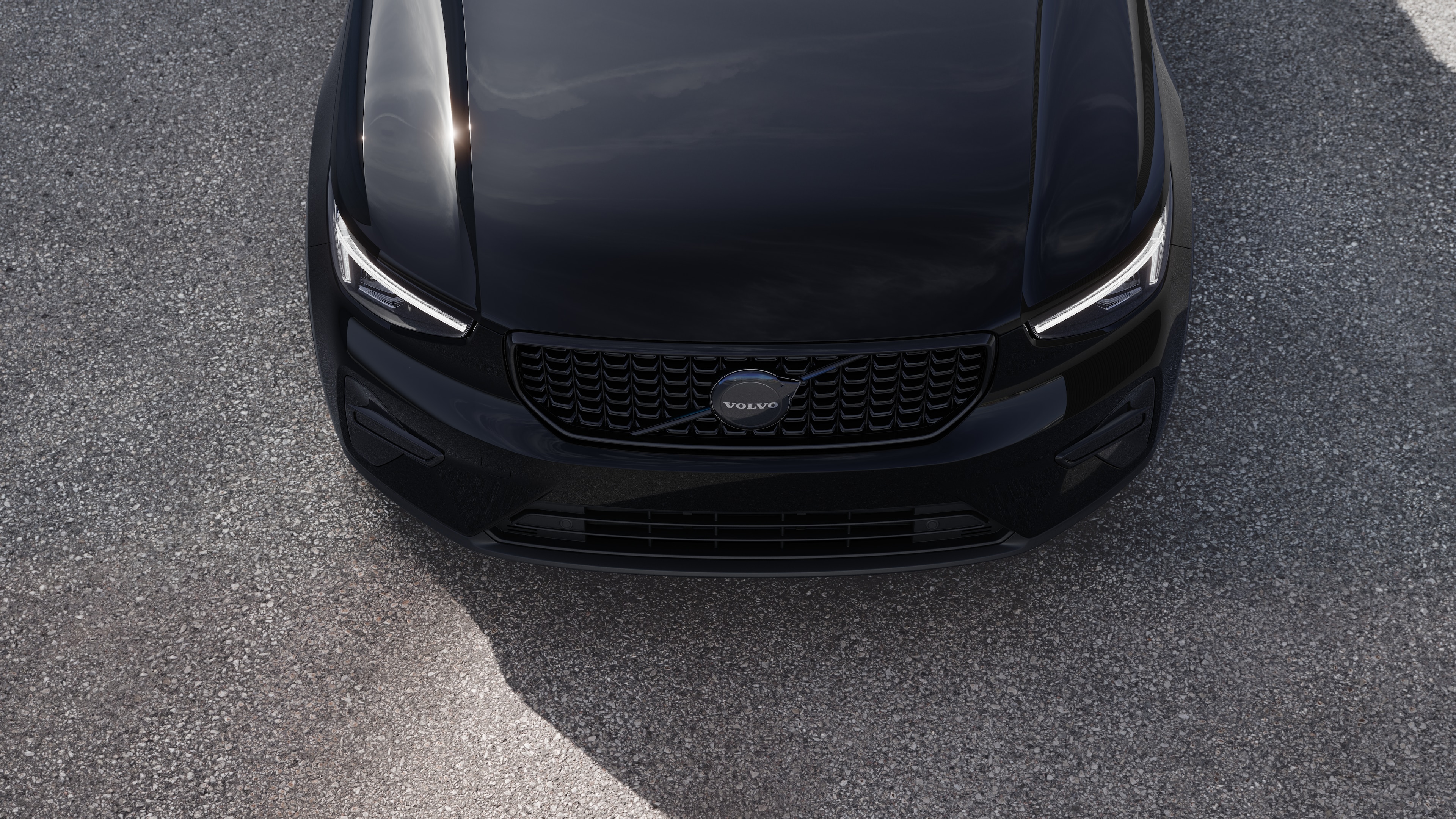 沃尔沃汽车外观在城市街道背景上的四分之三视图，显示一侧、车顶和部分前部。